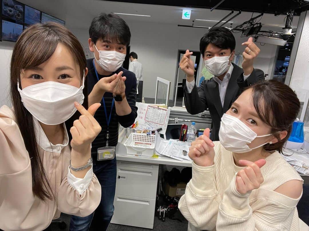 松原朋美さんのインスタグラム写真 - (松原朋美Instagram)「コロナ禍で2班体制になり、 共に「キャッチ！」のスタジオを担当した頼もしいメンバー😊  まん防も解除された為2班体制も解除です！ 来週からまたそれぞれの場所で頑張ります✨  引き続き『キャッチ！』よろしくお願いします🍀  2枚目の石橋さんが指ハートできてなさすぎてさっき1人で笑いました。笑  #石橋武宜 #望月杏夏 #上山元気  #松原朋美 #キャッチ！ #指ハート今度教えてあげようっと」3月26日 0時11分 - matsubara.tomomi.0205