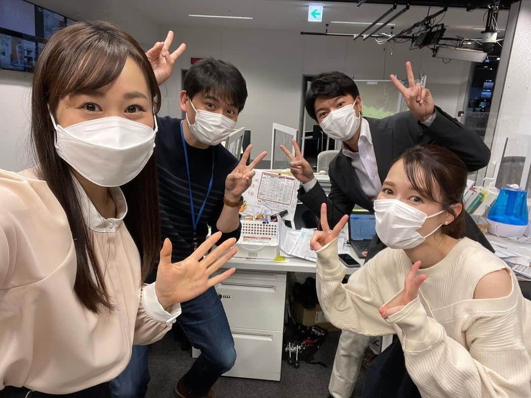 松原朋美さんのインスタグラム写真 - (松原朋美Instagram)「コロナ禍で2班体制になり、 共に「キャッチ！」のスタジオを担当した頼もしいメンバー😊  まん防も解除された為2班体制も解除です！ 来週からまたそれぞれの場所で頑張ります✨  引き続き『キャッチ！』よろしくお願いします🍀  2枚目の石橋さんが指ハートできてなさすぎてさっき1人で笑いました。笑  #石橋武宜 #望月杏夏 #上山元気  #松原朋美 #キャッチ！ #指ハート今度教えてあげようっと」3月26日 0時11分 - matsubara.tomomi.0205