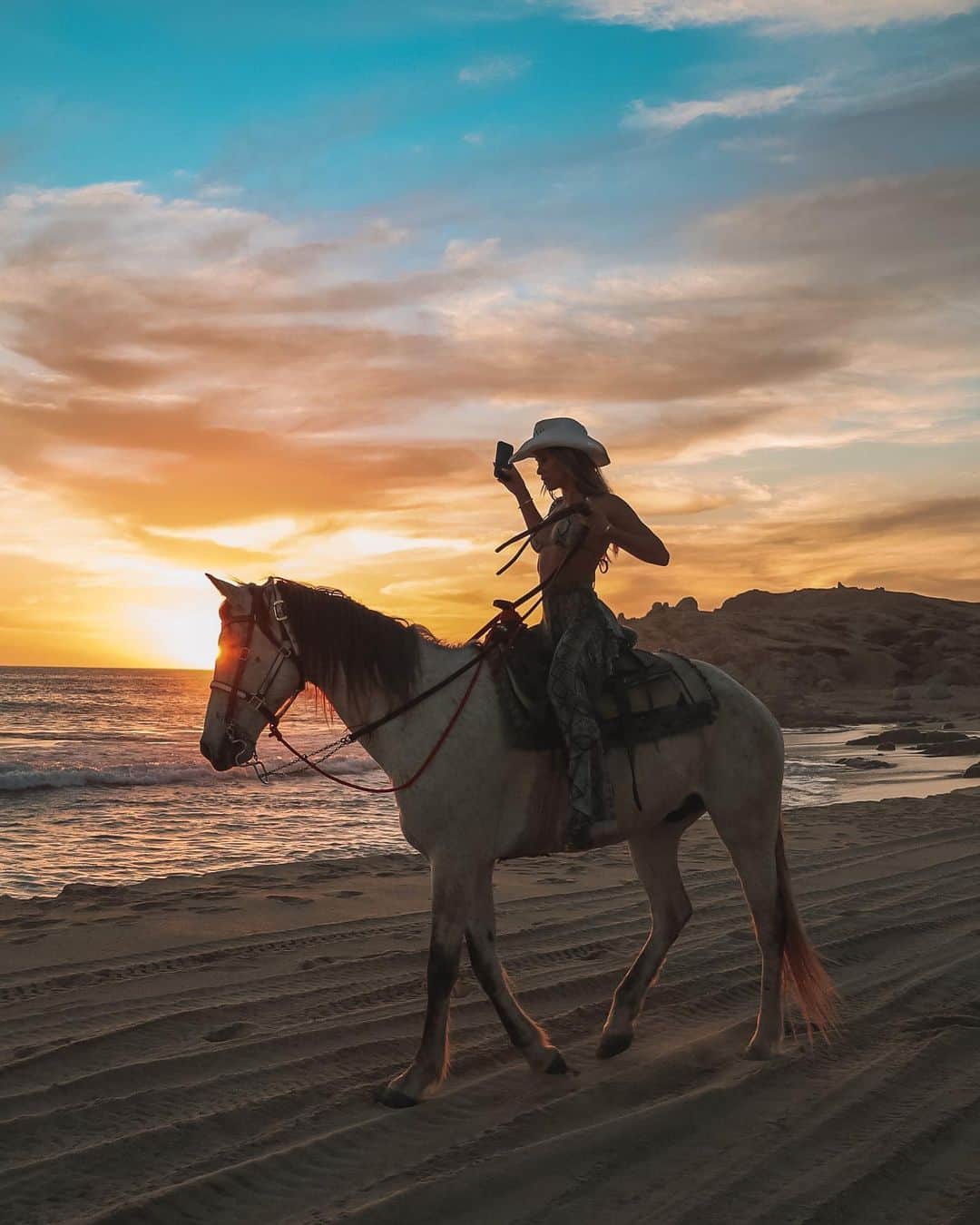 Cindy Pradoさんのインスタグラム写真 - (Cindy PradoInstagram)「Sunset horse ride to end an amazing week in Cabo. Outfit is @fashionnova 🐴🌅」3月26日 3時29分 - cindyprado