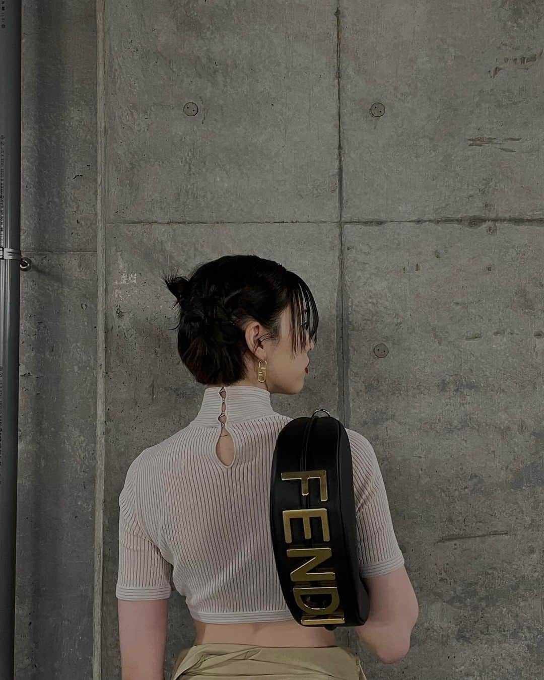 三吉彩花さんのインスタグラム写真 - (三吉彩花Instagram)「-FENDI GRAPHY-  品のある漆黒に丸みを帯びたフォルムが堪らない。。  底面に存在感を放つロゴがあしらわれているのも素敵。 これからの日常でよりファッションを楽しむのに良いエッセンスとなるバッグです💫  @fendi #Fendigraphy #FendiSS22」3月26日 9時26分 - miyoshi.aa