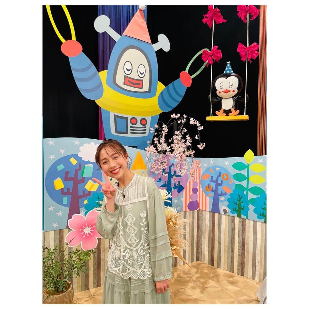 鈴木あきえさんのインスタグラム写真 - (鈴木あきえInstagram)「#NHKEテレ #すくすく子育て #すくすくナイト  性教育や子育て中のメンタルクライシスなど… これまで様々なテーマを取り上げてきましたすくすくナイト🌛✨  今回のテーマは 【もしかして発達障害？】  発達の凸凹、子育ての悩みや支援について、 専門家の方々のお話を聞きながらじっくり向き合いました。  発達障害についても 色々な角度から教えていただきました。  本日、昼12:00〜 再放送がありますので 見逃してしまった方も 良かったらチェックしてみてくださいね✨  スタジオ衣装は ・ワンピース＆レースベスト→haupia @haupia_official ・ピアス＆イヤーカフ→GOLDY @goldy_jp さんのです🌛  質問下さった皆さま、遅くなりすみません🙏🏻  そして 今日夜21:00〜の NHKEテレ『すくすく子育て』テーマは 【我が家のルール・決まりごと】です😊」3月26日 9時55分 - akiesuzuki0312