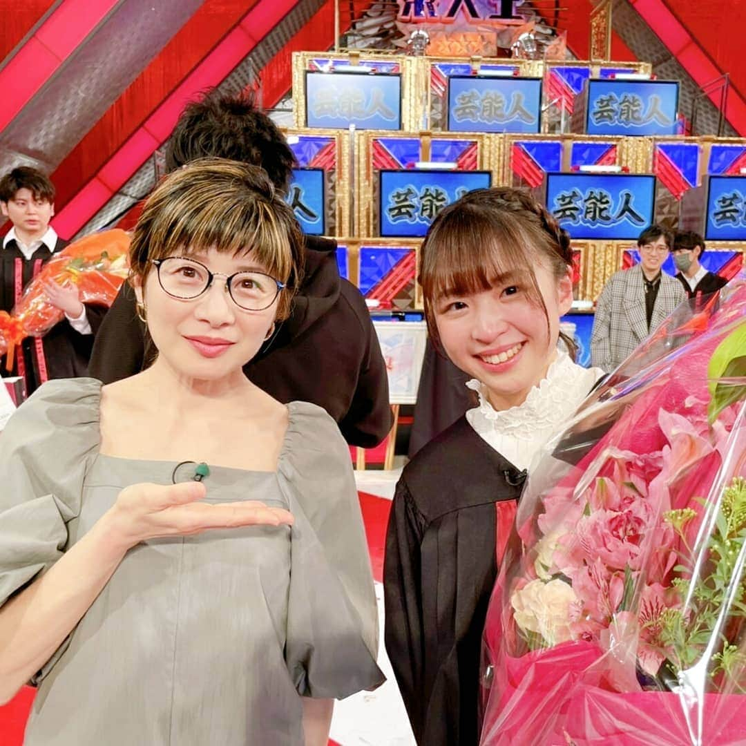 富永美樹さんのインスタグラム写真 - (富永美樹Instagram)「#東大王 #東京大学 #卒業おめでとう🌸  #紀野紗良 さま😊  この日、最後の収録から帰宅して ふとスマホを見ると 紀野ちゃんからメッセージが届いていました それを読みながら改めて 紀野ちゃんとの3年間を思い返しました  東大王になり 注目される存在になり そのプレッシャーの中 努力を重ねて それでも うまくいかないときもあり 全体の試行錯誤の中 もしかしたら 理不尽と感じてしまうような状況もあったかもしれない  そんな時は不安そうな顔をして よく 私のところへ来てくれました  悔しくて涙を流している姿を見ながら 「このままプレッシャーに負けてしまわないだろうか」 「いや、きっとこの悔し涙を力に変えてくれるはず…」 心配と信頼のくり返し…  きっと色々な思いを乗り越えて クイズも強くなり それ以上に 人間として強くなった紀野ちゃん もう どこに羽ばたいてもきっと大丈夫！ 出会いから3年 そう確信しています  収録の夜の紀野ちゃんからのメッセージに返信しました 「東大王になってどうだった？」  答えは書かないけれど 写真の笑顔が物語ってくれてますよね  これから先の長い人生に この、東大王での経験が 大きな力になり あなたを支えてくれることを 願ってやみません  そして不安になったときは #人生の先輩 は いつも連絡を待ってます あ、↑私のことね 笑  今までありがとう これからもずっと#友達 で😁  #卒業 #巣立ち  #頑張れきのさら」3月26日 10時03分 - miki.tominaga.official