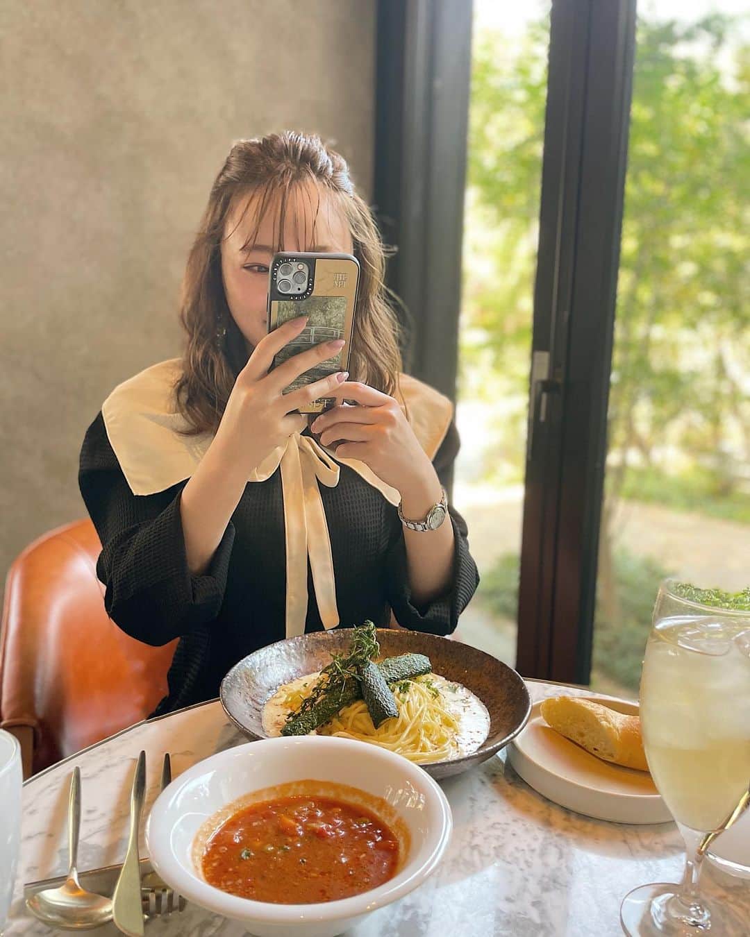 Yuuki mimuraさんのインスタグラム写真 - (Yuuki mimuraInstagram)「🥒🍝🧀  . 先日のランチ🍽“ 表参道にある、 @gentle_tokyo で🤍🕊 かわいいお店で気に入ったので また行きたい🍝  ドリンクが１種類だけまだ納品されてないからって、 サービスでミネストローネをつけてくださった🥣✨ ホスピタリティ~🥺🤍  この日はガーリーにまとめたい気分だったので、 届いたばかりの @pellicule____official の ワンピースを着たよ👗 白い襟の部分はリボン🎀で結ぶだけだから 外してシンプルにも使えるのでいいです🙆🏼‍♀️✨  見にくいけど 胸元にキラッとしたボタンも付いてるので 襟がなくてもかわいい🕊  いっぱい写真撮ったから いっぱい載せます☺️❤️‍🔥  . #コーデ#大人かわいい#ガーリー #ガーリーコーデ #ワンピース #つけ襟#コーデ#コーディネート #ペリキュール#PELLICULE #ランチ#表参道#表参道ランチ #テラス#テラスランチ#グルメ #グルメ好きな人と繋がりたい」3月26日 11時38分 - u0829u