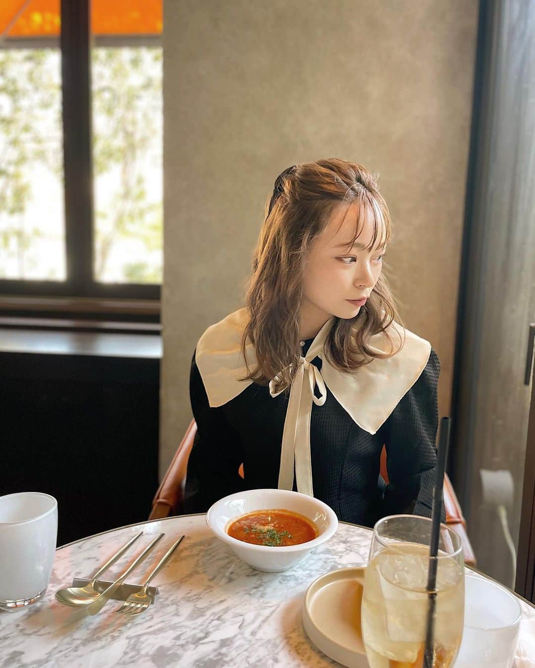 Yuuki mimuraさんのインスタグラム写真 - (Yuuki mimuraInstagram)「🥒🍝🧀  . 先日のランチ🍽“ 表参道にある、 @gentle_tokyo で🤍🕊 かわいいお店で気に入ったので また行きたい🍝  ドリンクが１種類だけまだ納品されてないからって、 サービスでミネストローネをつけてくださった🥣✨ ホスピタリティ~🥺🤍  この日はガーリーにまとめたい気分だったので、 届いたばかりの @pellicule____official の ワンピースを着たよ👗 白い襟の部分はリボン🎀で結ぶだけだから 外してシンプルにも使えるのでいいです🙆🏼‍♀️✨  見にくいけど 胸元にキラッとしたボタンも付いてるので 襟がなくてもかわいい🕊  いっぱい写真撮ったから いっぱい載せます☺️❤️‍🔥  . #コーデ#大人かわいい#ガーリー #ガーリーコーデ #ワンピース #つけ襟#コーデ#コーディネート #ペリキュール#PELLICULE #ランチ#表参道#表参道ランチ #テラス#テラスランチ#グルメ #グルメ好きな人と繋がりたい」3月26日 11時38分 - u0829u