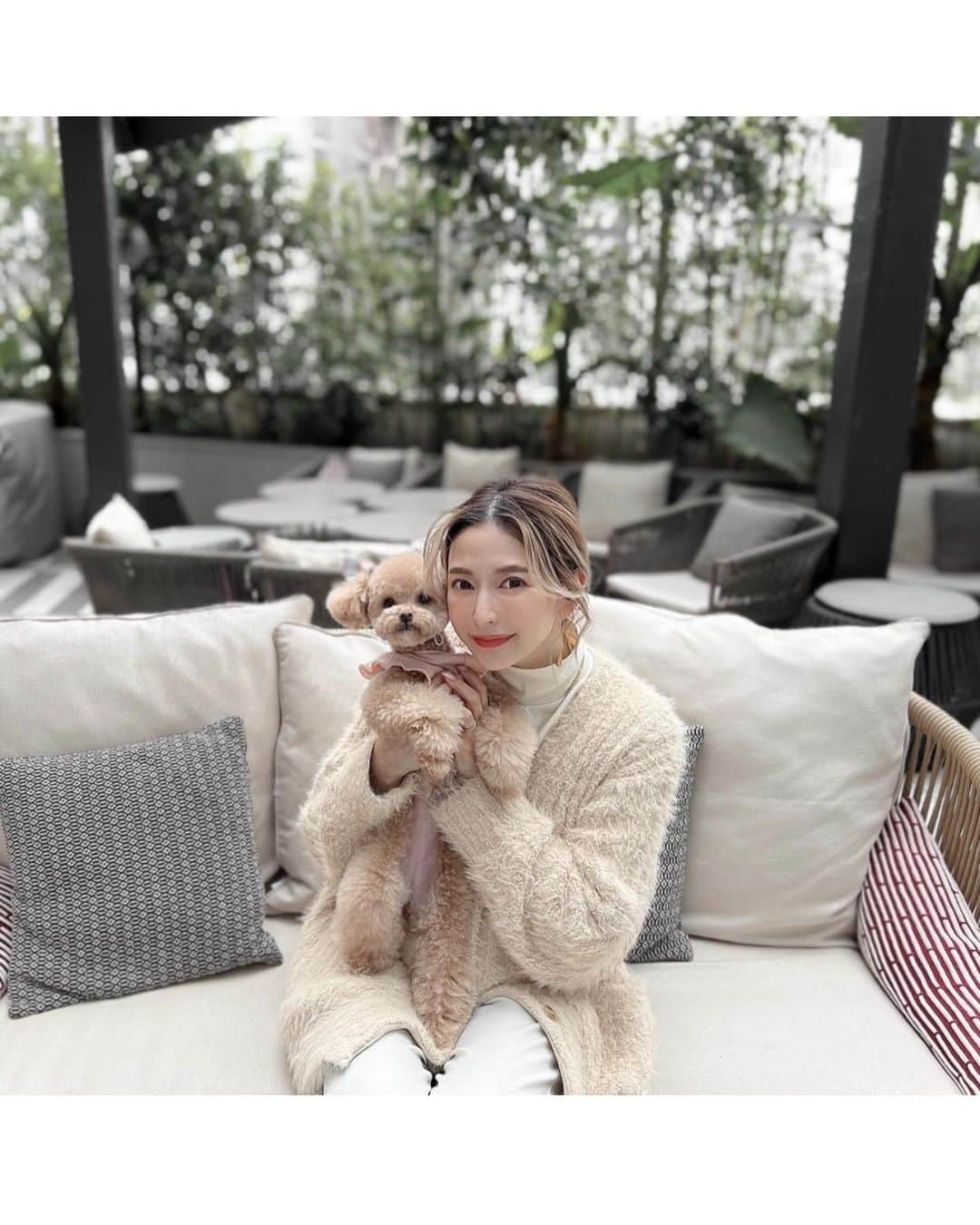 仲村美香さんのインスタグラム写真 - (仲村美香Instagram)「ぐらちゃんとお出掛けコーデ🐶❤️ @marque_official の もこもこカーディガンと ホワイトトップスのレイヤードコーデ♡ カーディガンはベージュカラー 着用しています☺️🌸 オーバーサイズでお尻まで隠れる♡ アクセサリーやヘアクリップ iPhoneケースは @midastouch_official ♡ ・ ・ ・ ・ #MARQUE#MARQUEimport#マルク #coordinate#ootd#outfit#fashion#japan #大人カジュアル#シンプルコーデ#カフェコーデ#レイヤードコーデ #カーディガンコーデ #カーディガン #犬カフェ#ドッグカフェ」3月26日 12時07分 - mikapu0519