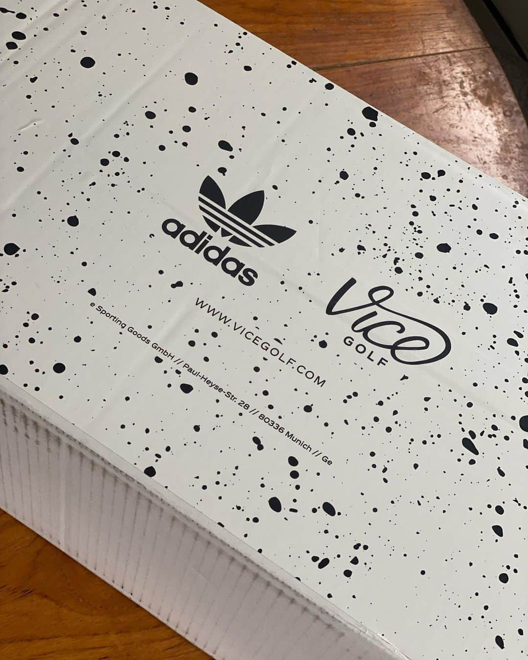 栗原友さんのインスタグラム写真 - (栗原友Instagram)「またまたadidasさんよりステキなギフトが届きました。 vice とのコラボスタンスミスとかイケ過ぎる‼️ありがとうございます！  #ずっとゴルフ #アディダスゴルフ  #オリジナルスゴルフシューズ  #giftedbyadidas  @adidasgolf  @adidastokyo #stansmith」3月26日 12時17分 - kuri__tomo