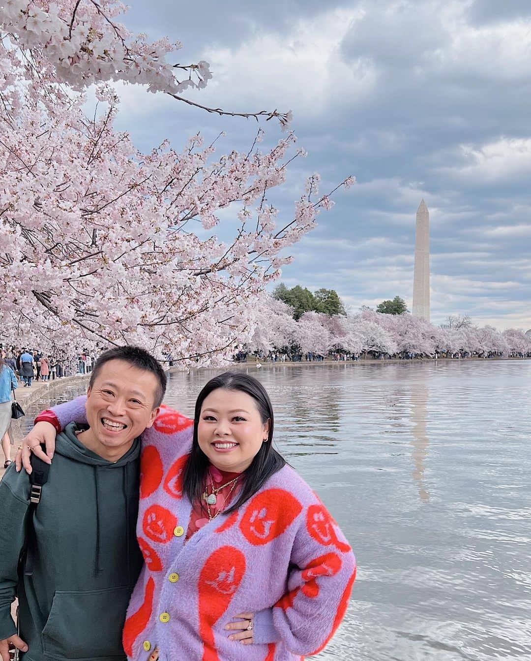 渡辺直美さんのインスタグラム写真 - (渡辺直美Instagram)「初ワシントンD.C.🫶 全米桜祭りに行きました🌸 綺麗な満開大先生でした🥺🌸  友好の証に、日本からワシントンD.C.へ桜が寄贈されてから、今年で110年目らしいです🥰🌸 すっごい迫力の桜にちょっとウル🥲  でもぶっちゃけ、桜さんとの自撮りとてもむずいw どうしてもアングルが下からになるし、猫っ毛が顔にかかるから、なんか泣いたw  そして1番泣いたのは、一緒に行った友達の お喋りモンスター、スーシーが ワシントンD.C.行くまでの移動時間もずっと喋ってたこと😂 私が音楽聞くね☺️ってイヤフォンしても喋ってた😂聞いてほしいわけではないのかな？wまじで意味がわからない😂  スーシーが喋るたびに、 さくらが早く散ってるような気がした😂😂 どれくらいお喋りかは、ストーリーアーカイブをご覧ください😅  私の友達は昔、マシンガントークに耐えられなくて、スーシーの口を直接手で押さえたらしいよ😂それでも喋ってたらしい😂  でも、そんなスーシーが大好きなんだ😍🌸 一緒に桜見れて嬉しいよ🥹  美味しいカニ食べてたら時間がなくなっちゃって、行きたい博物館が全部閉まっちゃった…🫠次は泊まりがけで、全ての博物館制覇します☺️  まじ、D.C.最高😍😍  もちろん、最後の写真はTinder行きだよ😊クソ盛れたからね😊一枚目にしよ😊  みんなは何枚めが好き？w (毎回聞くのなに？w)  It was my first time in Washington D.C. I went to the Sakura Matsuri🌸 It was beautiful and in absolute full bloom🥺🌸  I heard that it’s been 110 years this year since Japan donated the cherry blossom trees to D.C. as a sign of friendship🥰🌸 Teared up a bit, seeing the impressive cherry blossoms🥲  It’s so hard taking selfies with them though – you have to shoot from the bottom up and because I have really soft hair, it gets in my face. It was so difficult – I think I cried a little lol  And I cried the most because my friend that I went with, Sushi, is such a chatter machine and he talked his ass off the whole time while traveling to D.C.😂 I told him I was going to listen to some music and wore earphones but he still talked 😂 He doesn’t even need me to listen lol I don’t get it😂  Every time Sushi talked, it felt like the cherry blossom petals were quickly falling off 😂😂 My friend told me that she couldn’t deal with his talkativeness anymore so she just went in and put her hand over his mouth to physically shut him up😂He still continued to talk, obviously😂  I still love Sushi though😍🌸 I was still happy to be able to see the cherry blossoms together🥹  We took too long devouring the delicious crabs and we couldn’t make it to the museum we wanted to go to… I’m going to stay the night next time and go to all the museums that I wanted to go to ☺️ D.C. was amazing foreal😍😍  Of course, the last photo will be used as my Tinder profile😊I look good right😊It’s going to be my first pic on my profile😊 Which photo do y’all like the best? Lol」3月26日 12時30分 - watanabenaomi703