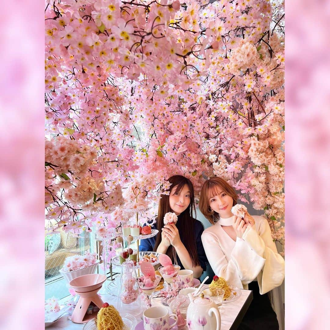 辰巳ゆいさんのインスタグラム写真 - (辰巳ゆいInstagram)「塔子さんと、とってもカワイイお店へ💕🌸 桜がいっぱいで、気分が上がりますー😍 デザートも美味しかったよ❤️  桜はもうちょっとで満開かな？って感じだったけど💦 ぽかぽか暖かい日だったので桜見ながらお散歩して、楽しかったー🥰  春っていいよねー😆😆  #オートクチュールカフェ #中目黒 #並木塔子 #目黒川 #お花見 #桜 #カフェ」3月26日 15時15分 - yuitatsumi