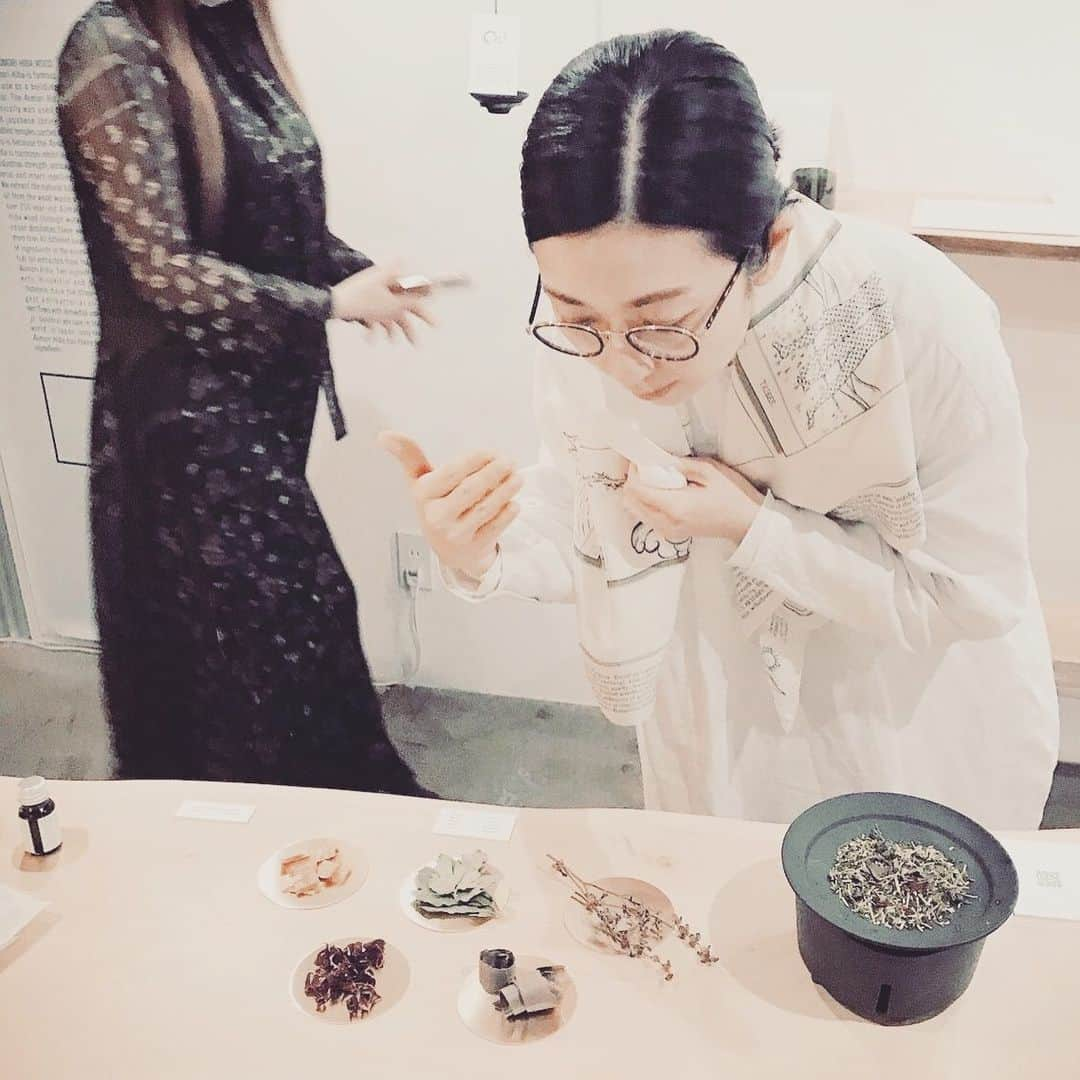 持田香織さんのインスタグラム写真 - (持田香織Instagram)「🍃 MAISON  EN TEA GEN GEN AN幻 Cul de Sac (青森ヒバのプロダクト)の４店舗による合同イベント ・ ・ maboroshi41 for MAISONリリースのエキシビジョンに行ってきました。  パリのレストラン「クラウンバー」でシェフをされていた渥美創太氏が独立。パリ11区に新しくレストラン「MAISON」をオープン。 「EN TEA」「Cul de Sac」「GEN GEN AN 幻」の４者が香りを制作し販売。 そのmaboroshi41 for MAISONのリリースを記念したエキシビジョン。  松陰神社にあるCul de Sac JAPON"WORKS"にて。 茶香炉で温めた香りを感じながら、 お茶とお菓子を静かな時間とともに過ごさせてもらいました。  たとえば、高級革靴でもなくサンダルでもなく、その間ともいうような、高性能スニーカーをはく身軽さでお茶を淹れて飲んで頂けたらいいなと「GEN GEN AN 幻」のプロデューサー丸若さんは、お茶をティーバッグで提案している。通常ナイロンで制作されるティーバッグもトウモロコシで作られており、お茶を詰めたパッケージ袋も可燃素材に。  「わざわざ」を大事に、自然に返るものを。 今の時代に優しく、感動致しました。  「難しいことは考えず、まずはティーバッグのお茶にお湯を注ぎその時間を堪能していただけたら」と淹れるてくださったブレンド茶は、どれか一つが抜きん出て主張したようなものではなく、円やかで調和のとれた上質なお味。  合わせていただいた「MAISON」のキャラメル菓子は口の中に入れた瞬間、体感したことのない滑らかさでなんともいえぬ幸福感へ奥行きを持たせてくれるのでした。  昔、祖母の家ではご飯をいただいた後にかならずお茶を飲む光景がありました。「御百姓さんが精魂込めて作ったご飯粒をのこさぬよう、茶碗にお茶を注ぎ綺麗に頂くのよ」祖母は美味しそうにお茶を飲むのでした。きっと「お茶と暮らし」はいつも密接にありどの時代も私たちを癒してくれたもの。 喉が乾けばペットボトルに入った飲料水を口にする昨今、その利便性の素晴らしさも理解しつつ、今また新たに「わざわざ」をつくることの慈しみを楽しめたらと、 帰る道すがらぼんやりと香りの余韻を噛み締めたのでした。  茶香炉にmaboroshi41 for MAISONの香りを焚いて今日の癒しをゆっくりと。 ・ @maboroshi54  @maison_sota  @en.tea  @gen2an  @culdesac_japon   #maboroshi41forMAISON #MAISON #entea  #gengenan幻  #culdesacjapon  #culdesac」3月26日 15時41分 - mochidakaori_official