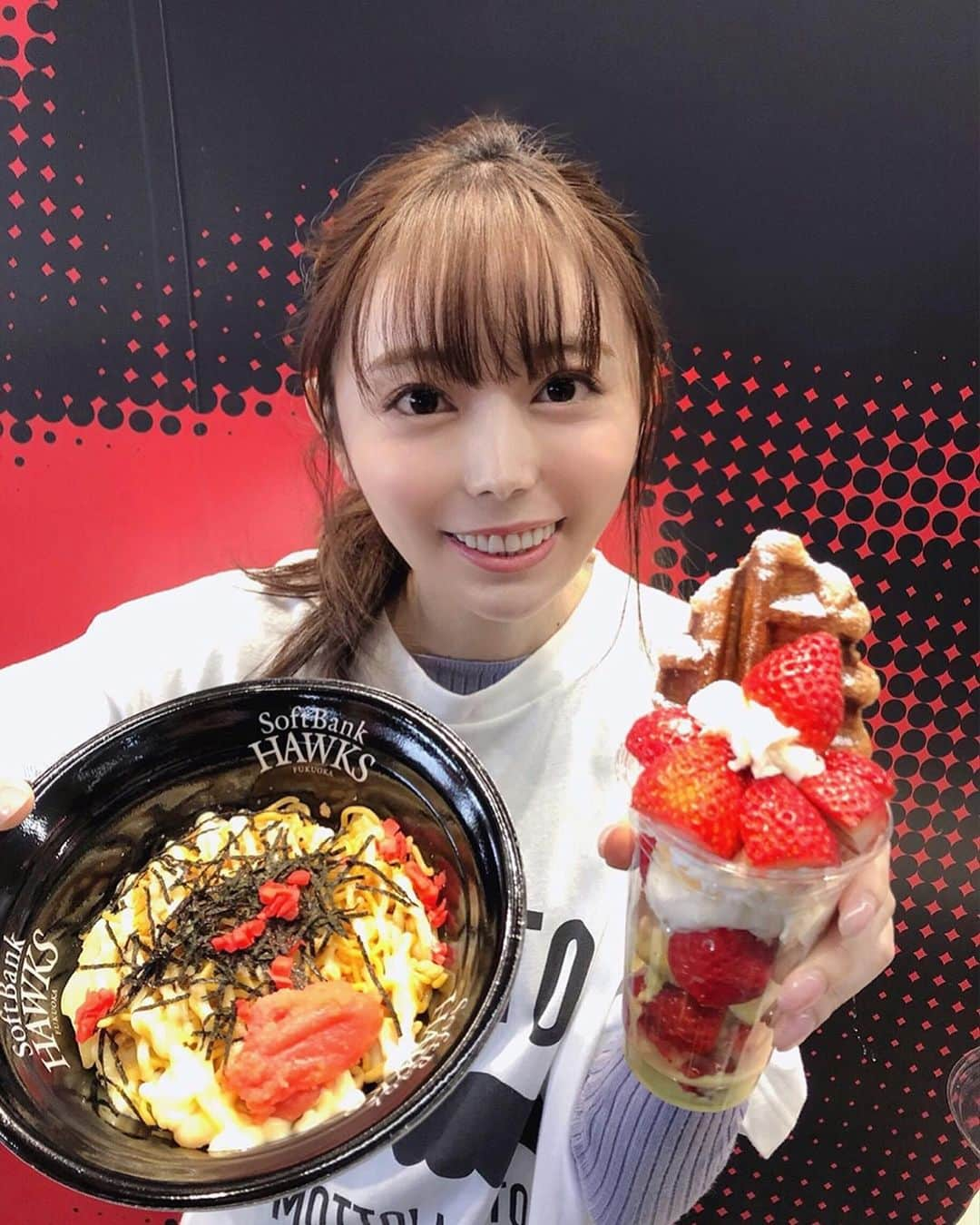 辻満里奈さんのインスタグラム写真 - (辻満里奈Instagram)「昨日の中継でご紹介した、 森投手の森パフェ🍓と 博多明太子マヨ焼きそば(又吉投手オススメトッピング、追い明太バージョン)✨  どちらも絶品でした🤤💕  ※写真の時だけマスクを外しています🙇‍♂️  #rkb毎日放送 #タダイマ！#プロ野球開幕 #ソフトバンクホークス #日本ハム #ホークス #ファイターズ #開幕戦 #森唯斗 投手 #森パフェ #いちごパフェ #🍓 #うまい焼きそばコンテスト #グランプリ #博多明太子マヨ焼きそば #又吉克樹 投手 #追い明太#paypayドーム #sbhawks #アナウンサー #辻満里奈」3月26日 17時01分 - marina__tsuji