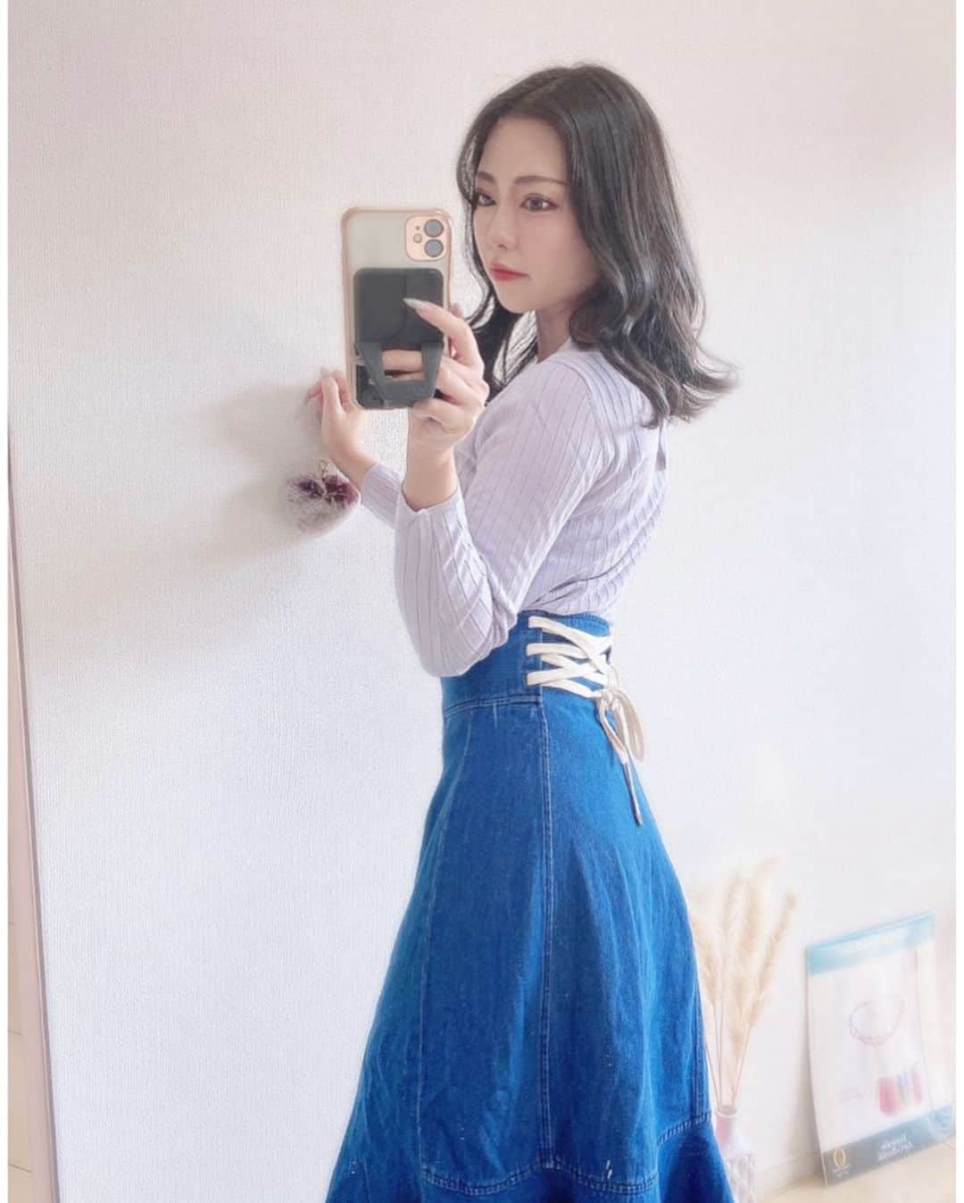 福井柑奈さんのインスタグラム写真 - (福井柑奈Instagram)「いつも、基本的に同じ系統の服を選んでしまうので、今回はDROBEさんにスタイリングをお願いしました👚♡  ■DROBEとは DROBEはプロがスタイリングした商品をご自宅にお届けするサービスです。 お客さまのファッションの好みや悩みに寄り添い、お客さまに似合う服をご提案いたします。 ご自宅でゆっくりと試着していただき、気に入ったものだけ購入し、不要な商品は返品いただけます。 ※レンタルサービスではありません。  ってことでおうちに、私用にプロのスタイリストさんがスタイリングしてくれた洋服が届いたよん✌︎  お家で試着して 気に入ったものはそのまま購入して いらないものは来たときの段ボールに入れて返送するよ📦  わざわざお店行くのは面倒だし 店員さんと話すのも苦手だし このサービスはとても助かりました♡  普段買わない服とかも 気に入っちゃったりして 新しいファッションできる！ 脱マンネリ化ですね👏🏻  LINE登録すれば完結するから 楽チンだよ❣️🌸  #drobe #ドローブ #パーソナルスタイリング #パーソナルスタイリスト #自宅試着 #cchan_drobe #lemonsquare🍋  #fashion #fashionista #ootd #ootdfashion #cute #sexy #japan #girl #selfie #selflove #shopping #通販 #便利 #便利アイテム #時短 #スタイリスト #ファッション #ファッションコーデ #楽チン #可愛い #❤️ #フォロワー募集中 #コメント大歓迎」3月26日 17時07分 - kanna_fukui