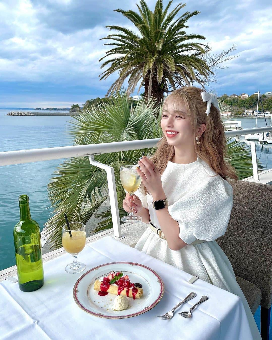 エリンコさんのインスタグラム写真 - (エリンコInstagram)「🏝🍹🍰🍴 . 海が眺めれるレストランでお茶したよ🫖💕 . すごく静かでのんびりと眺めながら クレープケーキを食べたっ🍽 . たまたま車で通った時にともくんが あそこ行ってみよ〜👦🏻って言って 気になって寄ったらすごく素敵な場所でした🚗💕 . お誕生日プレゼントでApple Watchも もらったので最近ずっとつけてる⌚️ すごく便利でお気に入りー🌟 @tomo020315 🎁🎀ありがと！ . Boomériiの新色のミルクカラーの リボンをつけたよっ🤍 ミルクカラーは夏にピッタリだと思う🥰 Tシャツとかカジュアルなお洋服の時にも 白は合わせやすいしオススメだよ🥛 @boomeriiofficial . #シーボニアクラブハウスレストラン #リビエラシーボニア #海 #テラス席 #デート #デートスポット #神奈川県 #神奈川カフェ #神奈川観光 #アップルウォッチ #applewatch #アップルウォッチバンド #boomberii #ブーメリィ #ワンピース #白 #ヘアクリップ #リボン #东京 #时尚潮流 #可爱的 #えりんコーデ #えりんこヘアアレンジ #えりんこカフェ巡り」3月26日 18時16分 - erinko0315