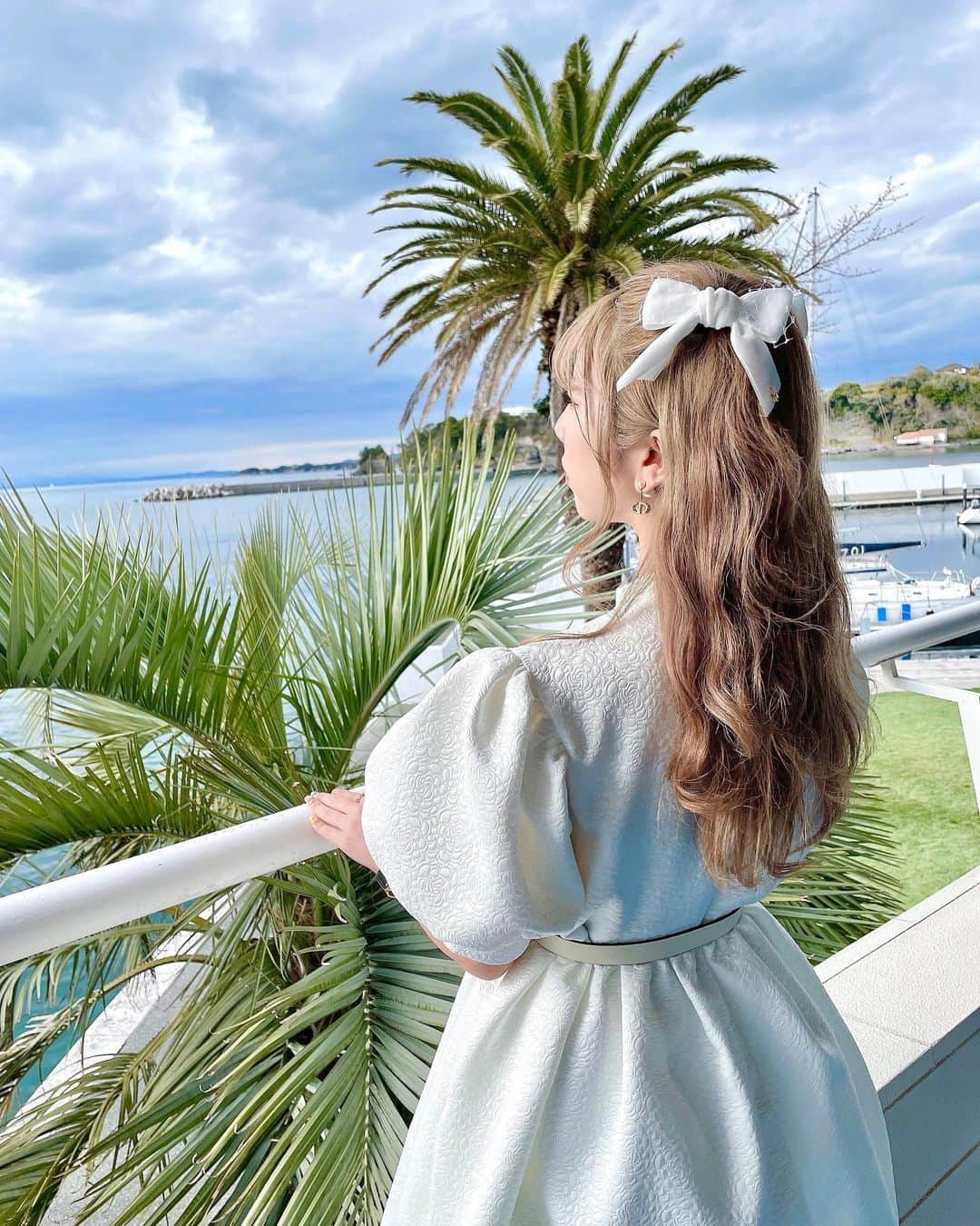 エリンコさんのインスタグラム写真 - (エリンコInstagram)「🏝🍹🍰🍴 . 海が眺めれるレストランでお茶したよ🫖💕 . すごく静かでのんびりと眺めながら クレープケーキを食べたっ🍽 . たまたま車で通った時にともくんが あそこ行ってみよ〜👦🏻って言って 気になって寄ったらすごく素敵な場所でした🚗💕 . お誕生日プレゼントでApple Watchも もらったので最近ずっとつけてる⌚️ すごく便利でお気に入りー🌟 @tomo020315 🎁🎀ありがと！ . Boomériiの新色のミルクカラーの リボンをつけたよっ🤍 ミルクカラーは夏にピッタリだと思う🥰 Tシャツとかカジュアルなお洋服の時にも 白は合わせやすいしオススメだよ🥛 @boomeriiofficial . #シーボニアクラブハウスレストラン #リビエラシーボニア #海 #テラス席 #デート #デートスポット #神奈川県 #神奈川カフェ #神奈川観光 #アップルウォッチ #applewatch #アップルウォッチバンド #boomberii #ブーメリィ #ワンピース #白 #ヘアクリップ #リボン #东京 #时尚潮流 #可爱的 #えりんコーデ #えりんこヘアアレンジ #えりんこカフェ巡り」3月26日 18時16分 - erinko0315