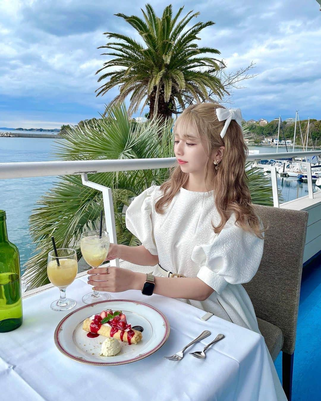 エリンコさんのインスタグラム写真 - (エリンコInstagram)「🏝🍹🍰🍴 . 海が眺めれるレストランでお茶したよ🫖💕 . すごく静かでのんびりと眺めながら クレープケーキを食べたっ🍽 . たまたま車で通った時にともくんが あそこ行ってみよ〜👦🏻って言って 気になって寄ったらすごく素敵な場所でした🚗💕 . お誕生日プレゼントでApple Watchも もらったので最近ずっとつけてる⌚️ すごく便利でお気に入りー🌟 @tomo020315 🎁🎀ありがと！ . Boomériiの新色のミルクカラーの リボンをつけたよっ🤍 ミルクカラーは夏にピッタリだと思う🥰 Tシャツとかカジュアルなお洋服の時にも 白は合わせやすいしオススメだよ🥛 @boomeriiofficial . #シーボニアクラブハウスレストラン #リビエラシーボニア #海 #テラス席 #デート #デートスポット #神奈川県 #神奈川カフェ #神奈川観光 #アップルウォッチ #applewatch #アップルウォッチバンド #boomberii #ブーメリィ #ワンピース #白 #ヘアクリップ #リボン #东京 #时尚潮流 #可爱的 #えりんコーデ #えりんこヘアアレンジ #えりんこカフェ巡り」3月26日 18時16分 - erinko0315