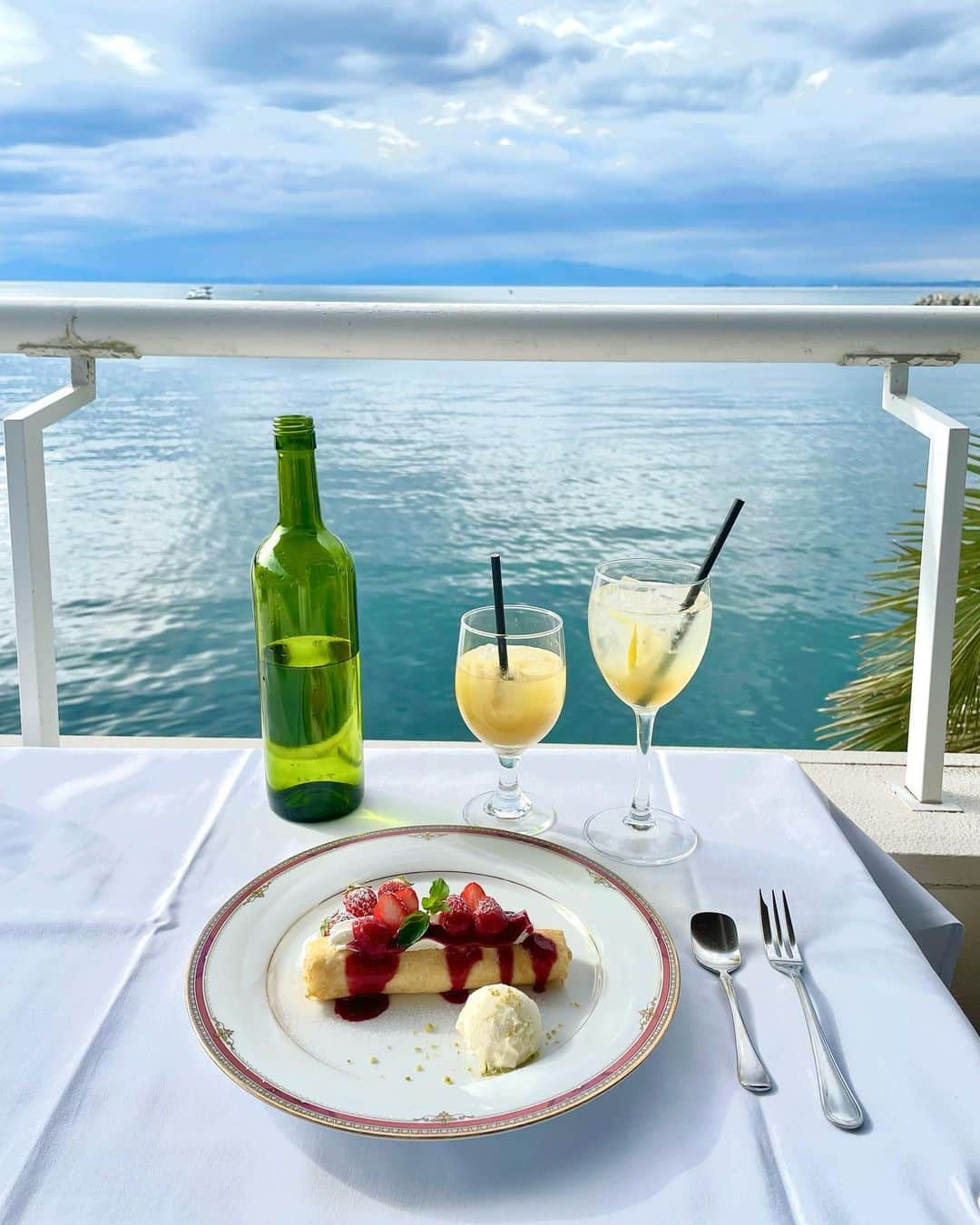 エリンコさんのインスタグラム写真 - (エリンコInstagram)「🏝🍹🍰🍴 . 海が眺めれるレストランでお茶したよ🫖💕 . すごく静かでのんびりと眺めながら クレープケーキを食べたっ🍽 . たまたま車で通った時にともくんが あそこ行ってみよ〜👦🏻って言って 気になって寄ったらすごく素敵な場所でした🚗💕 . お誕生日プレゼントでApple Watchも もらったので最近ずっとつけてる⌚️ すごく便利でお気に入りー🌟 @tomo020315 🎁🎀ありがと！ . Boomériiの新色のミルクカラーの リボンをつけたよっ🤍 ミルクカラーは夏にピッタリだと思う🥰 Tシャツとかカジュアルなお洋服の時にも 白は合わせやすいしオススメだよ🥛 @boomeriiofficial . #シーボニアクラブハウスレストラン #リビエラシーボニア #海 #テラス席 #デート #デートスポット #神奈川県 #神奈川カフェ #神奈川観光 #アップルウォッチ #applewatch #アップルウォッチバンド #boomberii #ブーメリィ #ワンピース #白 #ヘアクリップ #リボン #东京 #时尚潮流 #可爱的 #えりんコーデ #えりんこヘアアレンジ #えりんこカフェ巡り」3月26日 18時16分 - erinko0315