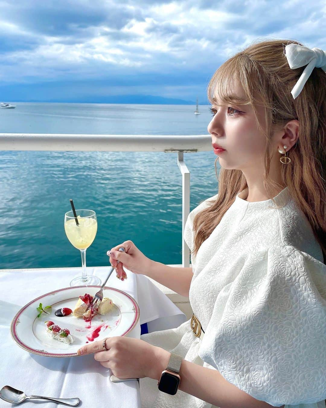 エリンコさんのインスタグラム写真 - (エリンコInstagram)「🏝🍹🍰🍴 . 海が眺めれるレストランでお茶したよ🫖💕 . すごく静かでのんびりと眺めながら クレープケーキを食べたっ🍽 . たまたま車で通った時にともくんが あそこ行ってみよ〜👦🏻って言って 気になって寄ったらすごく素敵な場所でした🚗💕 . お誕生日プレゼントでApple Watchも もらったので最近ずっとつけてる⌚️ すごく便利でお気に入りー🌟 @tomo020315 🎁🎀ありがと！ . Boomériiの新色のミルクカラーの リボンをつけたよっ🤍 ミルクカラーは夏にピッタリだと思う🥰 Tシャツとかカジュアルなお洋服の時にも 白は合わせやすいしオススメだよ🥛 @boomeriiofficial . #シーボニアクラブハウスレストラン #リビエラシーボニア #海 #テラス席 #デート #デートスポット #神奈川県 #神奈川カフェ #神奈川観光 #アップルウォッチ #applewatch #アップルウォッチバンド #boomberii #ブーメリィ #ワンピース #白 #ヘアクリップ #リボン #东京 #时尚潮流 #可爱的 #えりんコーデ #えりんこヘアアレンジ #えりんこカフェ巡り」3月26日 18時16分 - erinko0315