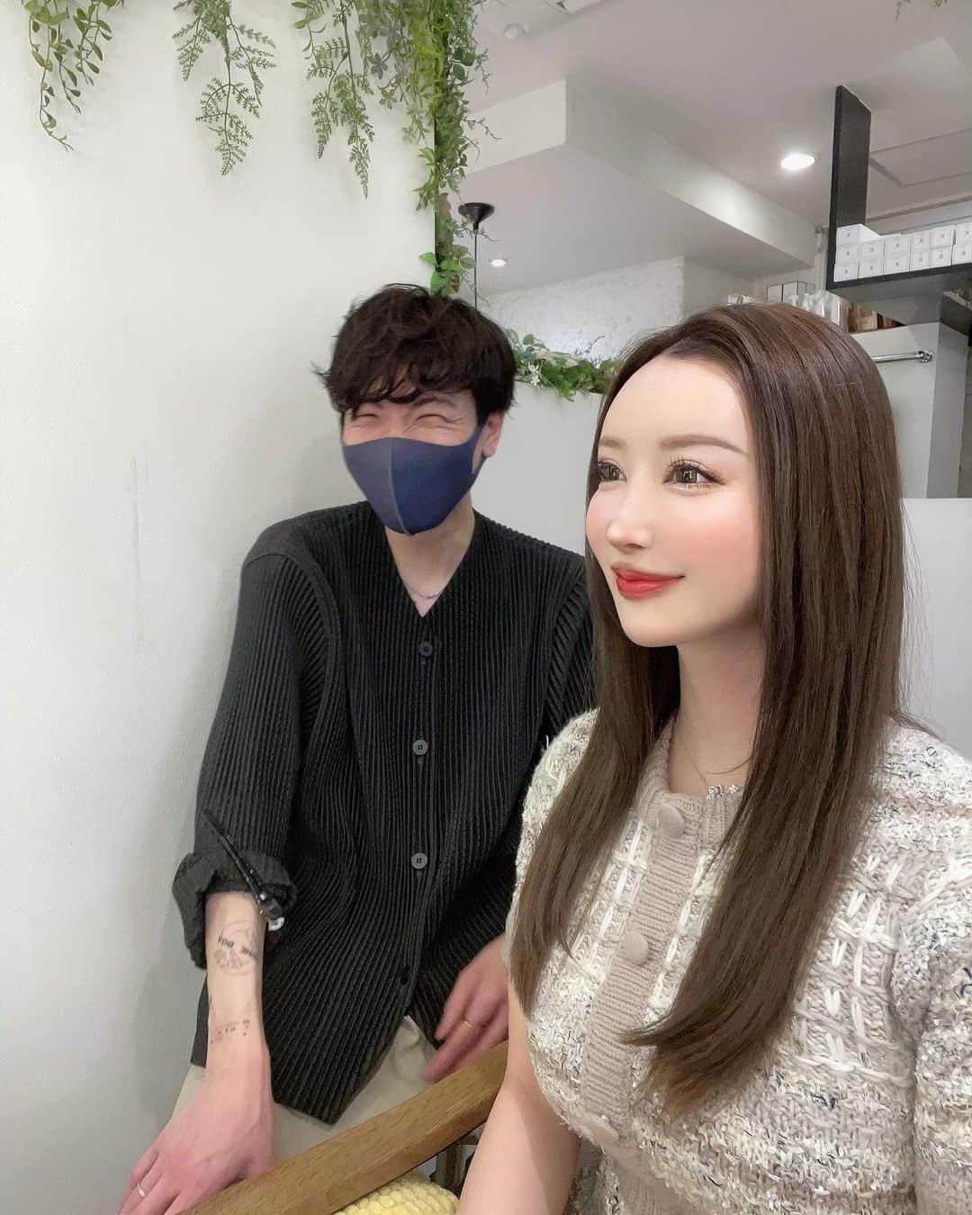 蘭子さんのインスタグラム写真 - (蘭子Instagram)「3枚目の会話 私:「なんか顔に影があるなぁ..照明の向き..？🥺」 「あ！分かった横向けばいいのか！」 りょう:「待ってそんな横向くんすか🤣ww」 . 仕上がりが想像の10倍横でした。笑 . そんな話はさておき、 今回も大好きな【 @rrsalon_ 】で カラー✖︎Rhas水素トリートメント❤️ カラーは9トーン✨✨ . サラサラァ😭✨ @rrs_jun じゅんさんいつもありがとうございます💓 . ちなみに前髪エクステも卒業して頑張って伸ばしてるけど また切ってしまおうか迷い中です🥲 . . . . #イメチェン#外苑前#表参道#ヘアサロン #美容院 #ヘアモデル#サロモ#サロモ撮影#写真好きな人と繋がりたい#写真で伝えたい私の世界#写真部#写真が好きな人と繋がりたい#カメラ女子#カメラ好きな人と繋がりたい#自撮り部#カメラのある生活#カメラ好き#カメラ部 #ミネコラ#水素トリートメント  #ヘアカラー #髪質改善トリートメント#ホワイトコーデ#前髪エクステ#エクステ#newhair#hairextensions#selfie#selfiemood」3月26日 18時27分 - xx_ranko_xx