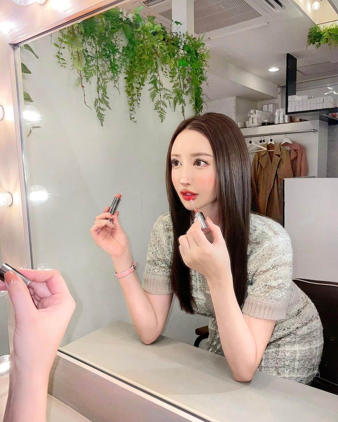 蘭子さんのインスタグラム写真 - (蘭子Instagram)「3枚目の会話 私:「なんか顔に影があるなぁ..照明の向き..？🥺」 「あ！分かった横向けばいいのか！」 りょう:「待ってそんな横向くんすか🤣ww」 . 仕上がりが想像の10倍横でした。笑 . そんな話はさておき、 今回も大好きな【 @rrsalon_ 】で カラー✖︎Rhas水素トリートメント❤️ カラーは9トーン✨✨ . サラサラァ😭✨ @rrs_jun じゅんさんいつもありがとうございます💓 . ちなみに前髪エクステも卒業して頑張って伸ばしてるけど また切ってしまおうか迷い中です🥲 . . . . #イメチェン#外苑前#表参道#ヘアサロン #美容院 #ヘアモデル#サロモ#サロモ撮影#写真好きな人と繋がりたい#写真で伝えたい私の世界#写真部#写真が好きな人と繋がりたい#カメラ女子#カメラ好きな人と繋がりたい#自撮り部#カメラのある生活#カメラ好き#カメラ部 #ミネコラ#水素トリートメント  #ヘアカラー #髪質改善トリートメント#ホワイトコーデ#前髪エクステ#エクステ#newhair#hairextensions#selfie#selfiemood」3月26日 18時27分 - xx_ranko_xx