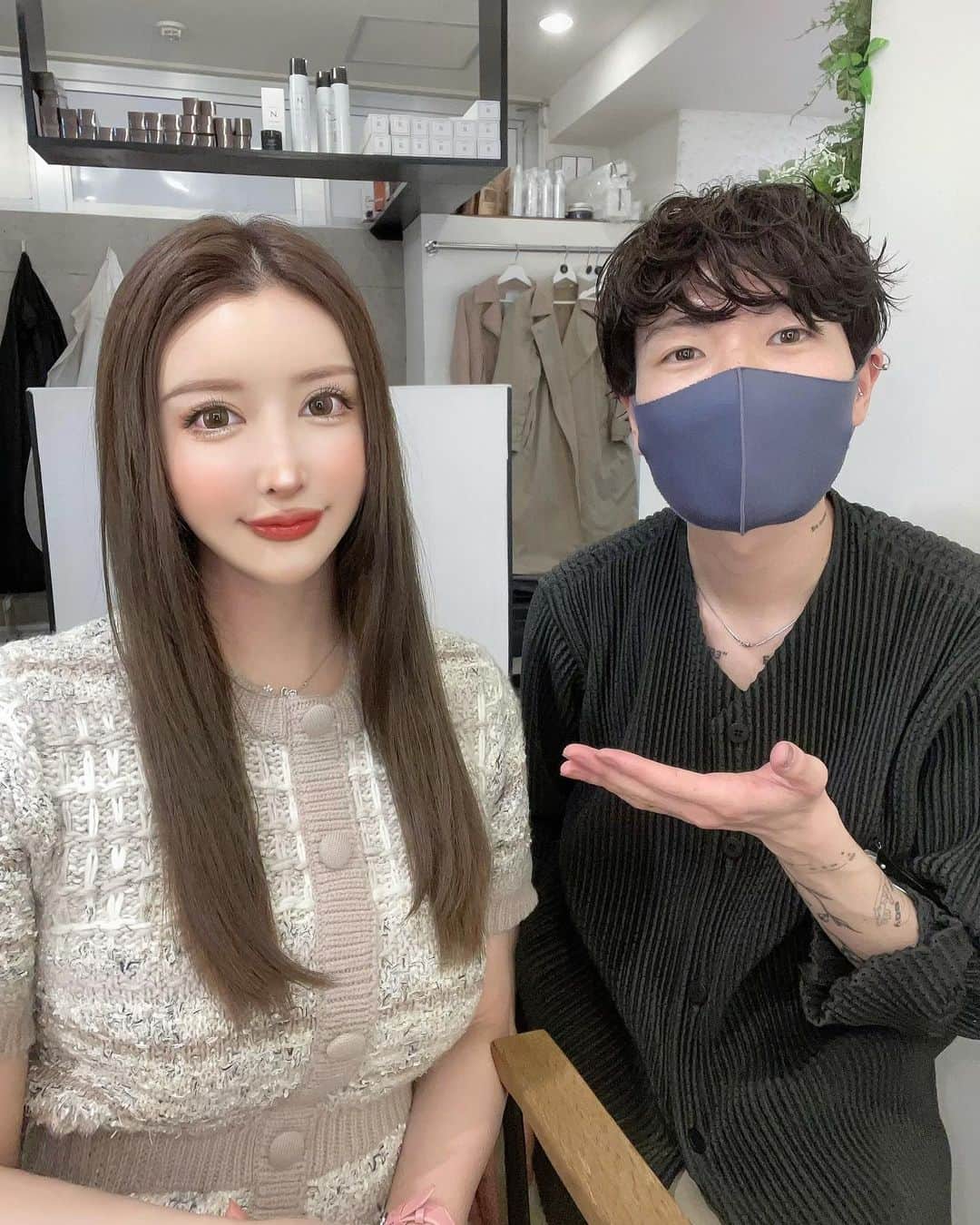 蘭子さんのインスタグラム写真 - (蘭子Instagram)「3枚目の会話 私:「なんか顔に影があるなぁ..照明の向き..？🥺」 「あ！分かった横向けばいいのか！」 りょう:「待ってそんな横向くんすか🤣ww」 . 仕上がりが想像の10倍横でした。笑 . そんな話はさておき、 今回も大好きな【 @rrsalon_ 】で カラー✖︎Rhas水素トリートメント❤️ カラーは9トーン✨✨ . サラサラァ😭✨ @rrs_jun じゅんさんいつもありがとうございます💓 . ちなみに前髪エクステも卒業して頑張って伸ばしてるけど また切ってしまおうか迷い中です🥲 . . . . #イメチェン#外苑前#表参道#ヘアサロン #美容院 #ヘアモデル#サロモ#サロモ撮影#写真好きな人と繋がりたい#写真で伝えたい私の世界#写真部#写真が好きな人と繋がりたい#カメラ女子#カメラ好きな人と繋がりたい#自撮り部#カメラのある生活#カメラ好き#カメラ部 #ミネコラ#水素トリートメント  #ヘアカラー #髪質改善トリートメント#ホワイトコーデ#前髪エクステ#エクステ#newhair#hairextensions#selfie#selfiemood」3月26日 18時27分 - xx_ranko_xx