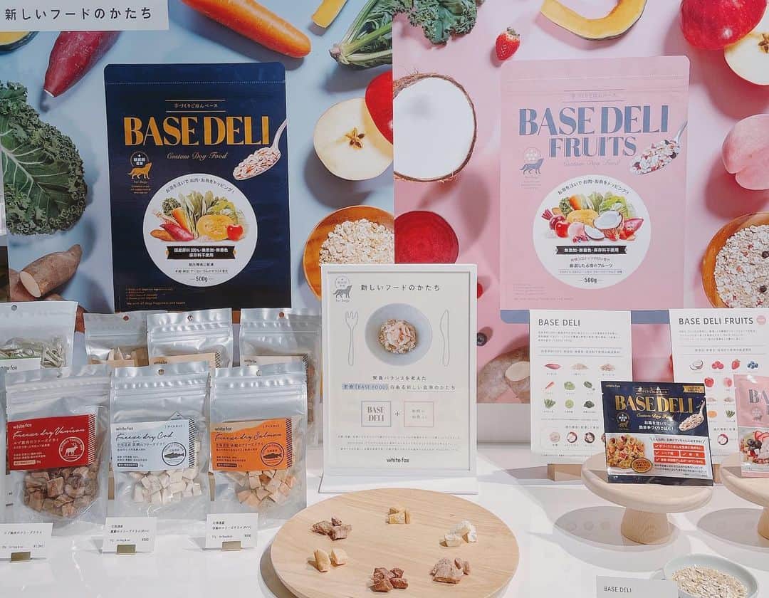 櫻井麻美さんのインスタグラム写真 - (櫻井麻美Instagram)「『BIOPLE FES vol.14』に行ってきました✨ ・ ナチュラル＆オーガニックの最新アイテムをチェックしてきたので、気になった商品を少しご紹介します😊 ・ ・ @ecostore.jp  Laundry Liquid / Powder ULTRA POWER 👉写真のTシャツの汚れを落としたのは、これまで多くても3種類の酵素だったのを今回初めて5種類の酵素を使用することで実現したそうです！これは是非使ってみたい。 ・ @roselabo.japan  ローズマルチミスト 👉成分表のトップが水ではなくハイブリッドローズ花水になってます🌹化粧水とオイルの二層式化粧水。これ一本でOKなオールインワンで、且つスプレータイプなのが嬉しい！デコルテやボディに使ってみようと思います。 ・ @fleurancenature_jp  クレンジングミセラーウォーター 👉フランス発の拭き取りクレンジングでダブル洗顔不要な上マスカラも落ちるとのことなので、目元のメイク落としに使いたい。 ・ 犬の健康を真剣に考えて作られたドッグフード2種も気になりました🐕 @whitefox2008  @bauwaw_official  ・ @elixinoljapan  Botanical CBD fragrance 👉ロールオンなので、首筋に塗るのがオススメだそう。実験疲れがまだ抜けてないので、首に塗って癒されたい。Mgも入ってたらさらに良いなぁ✨ ・ ・ オーガニックの商品は、ひと昔前まではオーガニックであること自体が良いという市場でしたが、最近では体感や効果、エビデンス等が求められるようになってきたなと感じます。 ・ これからますます楽しみです😊 ・ ・ #オーガニックコスメ  #ナチュラルコスメ  #biople  #bioplebycosmekitchen  #最新コスメ @biople」3月26日 18時42分 - mamiosakurai