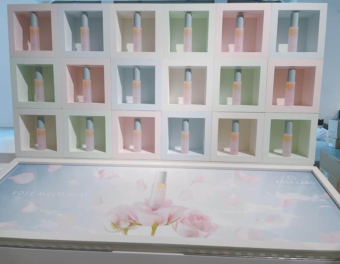 櫻井麻美さんのインスタグラム写真 - (櫻井麻美Instagram)「『BIOPLE FES vol.14』に行ってきました✨ ・ ナチュラル＆オーガニックの最新アイテムをチェックしてきたので、気になった商品を少しご紹介します😊 ・ ・ @ecostore.jp  Laundry Liquid / Powder ULTRA POWER 👉写真のTシャツの汚れを落としたのは、これまで多くても3種類の酵素だったのを今回初めて5種類の酵素を使用することで実現したそうです！これは是非使ってみたい。 ・ @roselabo.japan  ローズマルチミスト 👉成分表のトップが水ではなくハイブリッドローズ花水になってます🌹化粧水とオイルの二層式化粧水。これ一本でOKなオールインワンで、且つスプレータイプなのが嬉しい！デコルテやボディに使ってみようと思います。 ・ @fleurancenature_jp  クレンジングミセラーウォーター 👉フランス発の拭き取りクレンジングでダブル洗顔不要な上マスカラも落ちるとのことなので、目元のメイク落としに使いたい。 ・ 犬の健康を真剣に考えて作られたドッグフード2種も気になりました🐕 @whitefox2008  @bauwaw_official  ・ @elixinoljapan  Botanical CBD fragrance 👉ロールオンなので、首筋に塗るのがオススメだそう。実験疲れがまだ抜けてないので、首に塗って癒されたい。Mgも入ってたらさらに良いなぁ✨ ・ ・ オーガニックの商品は、ひと昔前まではオーガニックであること自体が良いという市場でしたが、最近では体感や効果、エビデンス等が求められるようになってきたなと感じます。 ・ これからますます楽しみです😊 ・ ・ #オーガニックコスメ  #ナチュラルコスメ  #biople  #bioplebycosmekitchen  #最新コスメ @biople」3月26日 18時42分 - mamiosakurai