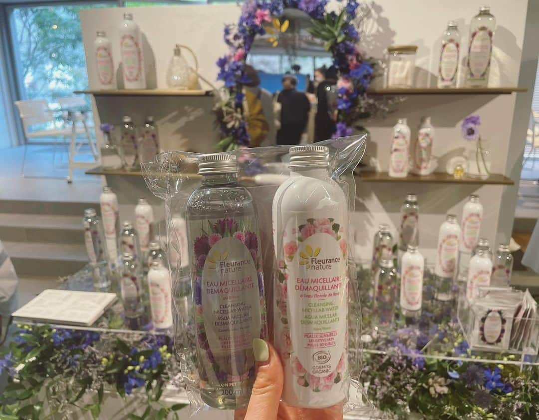 櫻井麻美さんのインスタグラム写真 - (櫻井麻美Instagram)「『BIOPLE FES vol.14』に行ってきました✨ ・ ナチュラル＆オーガニックの最新アイテムをチェックしてきたので、気になった商品を少しご紹介します😊 ・ ・ @ecostore.jp  Laundry Liquid / Powder ULTRA POWER 👉写真のTシャツの汚れを落としたのは、これまで多くても3種類の酵素だったのを今回初めて5種類の酵素を使用することで実現したそうです！これは是非使ってみたい。 ・ @roselabo.japan  ローズマルチミスト 👉成分表のトップが水ではなくハイブリッドローズ花水になってます🌹化粧水とオイルの二層式化粧水。これ一本でOKなオールインワンで、且つスプレータイプなのが嬉しい！デコルテやボディに使ってみようと思います。 ・ @fleurancenature_jp  クレンジングミセラーウォーター 👉フランス発の拭き取りクレンジングでダブル洗顔不要な上マスカラも落ちるとのことなので、目元のメイク落としに使いたい。 ・ 犬の健康を真剣に考えて作られたドッグフード2種も気になりました🐕 @whitefox2008  @bauwaw_official  ・ @elixinoljapan  Botanical CBD fragrance 👉ロールオンなので、首筋に塗るのがオススメだそう。実験疲れがまだ抜けてないので、首に塗って癒されたい。Mgも入ってたらさらに良いなぁ✨ ・ ・ オーガニックの商品は、ひと昔前まではオーガニックであること自体が良いという市場でしたが、最近では体感や効果、エビデンス等が求められるようになってきたなと感じます。 ・ これからますます楽しみです😊 ・ ・ #オーガニックコスメ  #ナチュラルコスメ  #biople  #bioplebycosmekitchen  #最新コスメ @biople」3月26日 18時42分 - mamiosakurai
