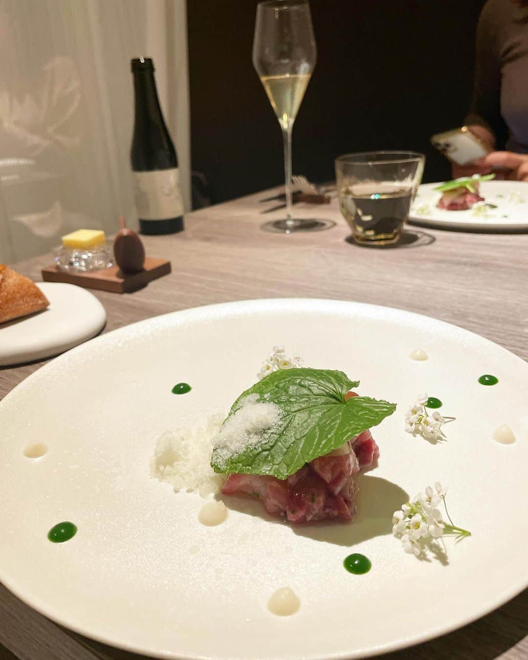 chiharuさんのインスタグラム写真 - (chiharuInstagram)「目でも楽しめるジビエ料理🥂 素敵なお店を教えていただきました♡  行きたいお店、行きたいところがいっぱい✨ 春は楽しみが沢山です🌸」3月26日 19時20分 - chii.pink