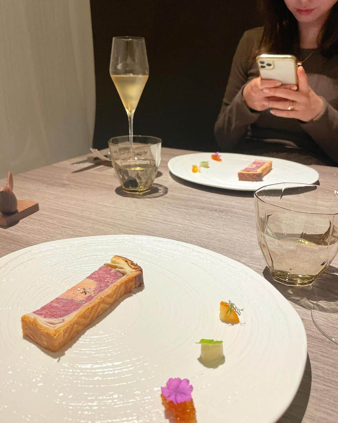 chiharuさんのインスタグラム写真 - (chiharuInstagram)「目でも楽しめるジビエ料理🥂 素敵なお店を教えていただきました♡  行きたいお店、行きたいところがいっぱい✨ 春は楽しみが沢山です🌸」3月26日 19時20分 - chii.pink