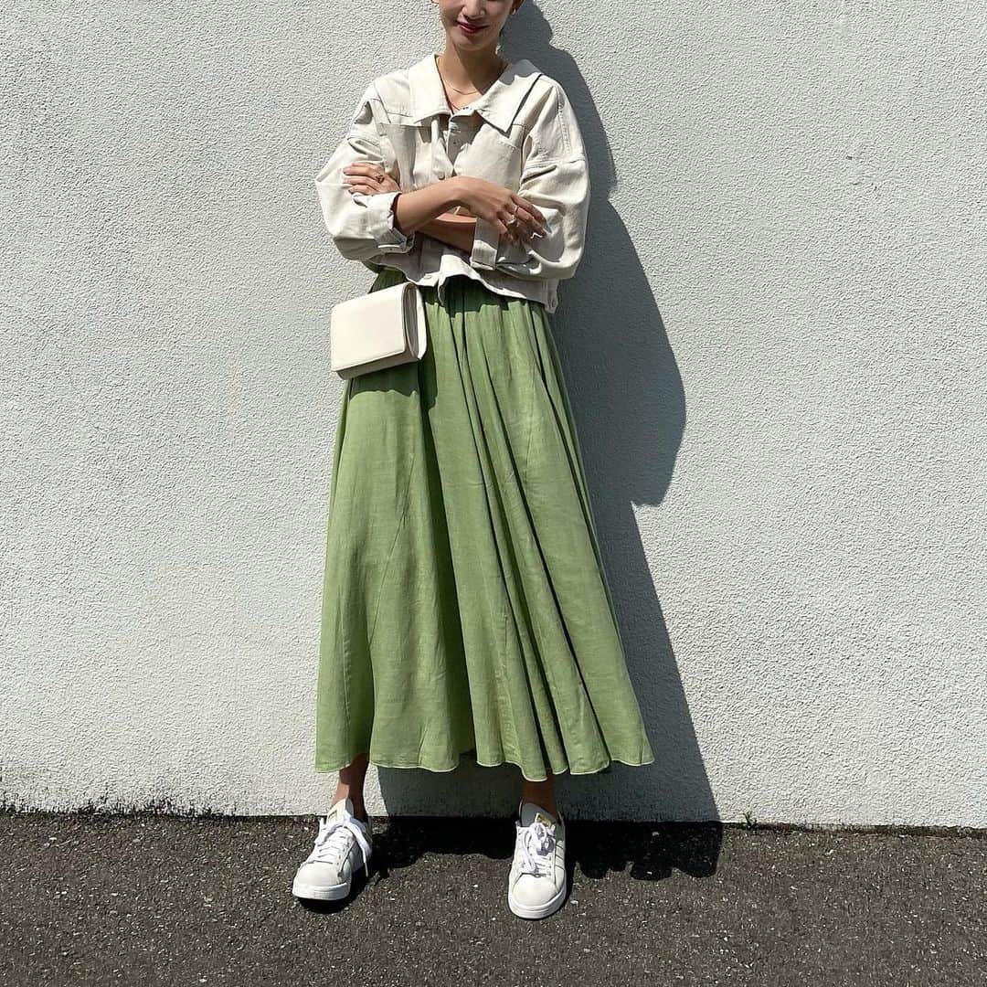 Nagiさんのインスタグラム写真 - (NagiInstagram)「暖かくなってきたし リネンアイテムを♡  春夏になったらリネンが入ったサラッと着心地のいいものを着たくなる☺️ ウエストゴムでらくちん  outer. #willfully bottom. @urs_official  shoes. #adidas   . .  #urs#urs_styling#urs_officia#タイアップ#ユアーズ#リネンフレアスカート#春コーデ#高見えコーデ#大人コーデ#着回しコーデ#骨格ウェーブ#ブルベ冬」3月26日 19時25分 - nagina001