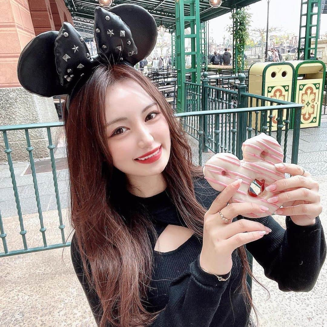 美女美容事情さんのインスタグラム写真 - (美女美容事情Instagram)「《Disney Sea♡にて🖤🌋🐭》 *⁠ 今回ご紹介させて頂きますのは!!👀❤︎⁠⠀ 餃子のりささん< @risa_gyozasuki >の素敵なお写真📸⁠⠀⁠⠀⁠⠀⁠ *⁠⠀⁠⠀⁠⠀⁠⠀ ミッキーのカチューシャ姿がとても可愛い💖🏰 一緒にドーナツ食べながら楽しみたいですね☺️🍩 *⠀⁠⠀⁠⠀⁠⠀⁠⠀ 餃子のりささん< @risa_gyozasuki > ⁠⠀⁠⠀⁠⠀⁠⠀ 素敵な投稿ありがとうございました🐭📸✨ *⠀⁠⠀⁠⠀⁠⠀⁠⠀ 餃子のりささんのアカウントには他にも素晴らしい投稿が沢山ありますので是非覗いてみてくださいね💁‍♀️💙⁠⠀⁠⠀⁠⠀⁠⠀ *⠀⁠⠀⁠⠀⁠⠀⁠⠀ △▼△▼△▼△▼△▼△▼△▼△▼△▼ ⁠⠀⁠⠀⁠⠀ ❤🧡💛「美女美容事情」💚💙💜⠀⠀⠀⠀⠀⠀⠀⠀⠀⠀⠀⠀⠀⠀⁠⠀⁠⠀⁠⠀⁠⠀⁠⠀ 👇掲載ご希望の方は👇⠀⠀⠀⠀⠀⠀⠀⠀⠀⠀⠀⠀⠀⠀⠀⁠⠀⁠⠀⁠⠀⁠⠀⁠⠀ @b_b_j.jタグ付けと🖤 #ビジョビ ⁠⠀ 🖤タグ付けお願いします✨⠀⠀⠀⠀⠀⠀⠀⠀⠀⠀⠀⠀⠀⠀⠀⁠⠀⁠⠀⁠⠀⁠⠀⁠⠀ △▼△▼△▼△▼△▼△▼△▼△▼△▼ ⁠⠀⁠ #ディズニーフード #ディズニーシー #ディズニーコーデ#ディズニー#ジム女子 #サロンモデル#関西サロモ募集#ヘアアレンジ#フリーモデル#インフルエンサー#韓国コーデ#ジムウェア#韓国メイク#韓国ヘア#ダイエット#筋トレ女子 #筋トレ#キャバ嬢 #自撮り界隈 #モデルプレス#チャイボーグ#あざといは正義#あざとかわいい#ベストツヤ髪コンテスト」3月26日 19時30分 - b_b_j.j