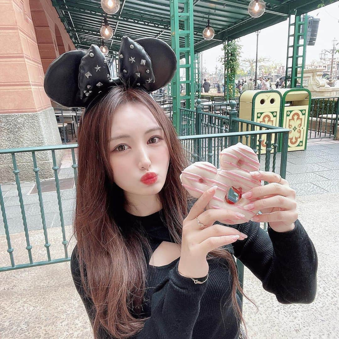 美女美容事情さんのインスタグラム写真 - (美女美容事情Instagram)「《Disney Sea♡にて🖤🌋🐭》 *⁠ 今回ご紹介させて頂きますのは!!👀❤︎⁠⠀ 餃子のりささん< @risa_gyozasuki >の素敵なお写真📸⁠⠀⁠⠀⁠⠀⁠ *⁠⠀⁠⠀⁠⠀⁠⠀ ミッキーのカチューシャ姿がとても可愛い💖🏰 一緒にドーナツ食べながら楽しみたいですね☺️🍩 *⠀⁠⠀⁠⠀⁠⠀⁠⠀ 餃子のりささん< @risa_gyozasuki > ⁠⠀⁠⠀⁠⠀⁠⠀ 素敵な投稿ありがとうございました🐭📸✨ *⠀⁠⠀⁠⠀⁠⠀⁠⠀ 餃子のりささんのアカウントには他にも素晴らしい投稿が沢山ありますので是非覗いてみてくださいね💁‍♀️💙⁠⠀⁠⠀⁠⠀⁠⠀ *⠀⁠⠀⁠⠀⁠⠀⁠⠀ △▼△▼△▼△▼△▼△▼△▼△▼△▼ ⁠⠀⁠⠀⁠⠀ ❤🧡💛「美女美容事情」💚💙💜⠀⠀⠀⠀⠀⠀⠀⠀⠀⠀⠀⠀⠀⠀⁠⠀⁠⠀⁠⠀⁠⠀⁠⠀ 👇掲載ご希望の方は👇⠀⠀⠀⠀⠀⠀⠀⠀⠀⠀⠀⠀⠀⠀⠀⁠⠀⁠⠀⁠⠀⁠⠀⁠⠀ @b_b_j.jタグ付けと🖤 #ビジョビ ⁠⠀ 🖤タグ付けお願いします✨⠀⠀⠀⠀⠀⠀⠀⠀⠀⠀⠀⠀⠀⠀⠀⁠⠀⁠⠀⁠⠀⁠⠀⁠⠀ △▼△▼△▼△▼△▼△▼△▼△▼△▼ ⁠⠀⁠ #ディズニーフード #ディズニーシー #ディズニーコーデ#ディズニー#ジム女子 #サロンモデル#関西サロモ募集#ヘアアレンジ#フリーモデル#インフルエンサー#韓国コーデ#ジムウェア#韓国メイク#韓国ヘア#ダイエット#筋トレ女子 #筋トレ#キャバ嬢 #自撮り界隈 #モデルプレス#チャイボーグ#あざといは正義#あざとかわいい#ベストツヤ髪コンテスト」3月26日 19時30分 - b_b_j.j