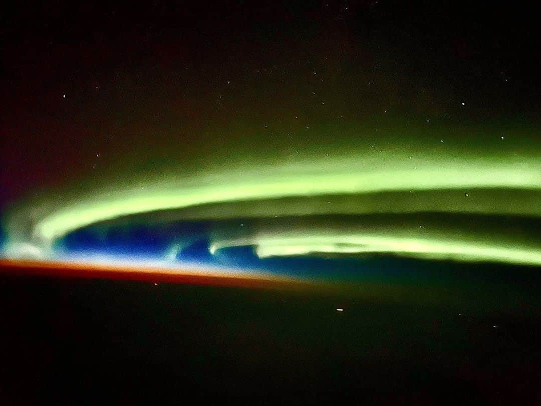 反田恭平さんのインスタグラム写真 - (反田恭平Instagram)「🌏✨I saw the Northern Lights for the first time in my life from the airplane!! ✈️   In this time, we flew to Frankfurt by way of the Arctic 🐻‍❄️   北極経由の便では、なんと人生初のオーロラに遭遇✨🌏 機長もCAさん達も皆んな大はしゃぎ！！  ワルシャワまで19時間のフライトでしたが、そんな疲れも吹っ飛ぶほどの貴重な体験でした✈️⛄️  写真は北極から！！  #NorthPole #northernlights #arctic  #airplane #kyoheisorita  #オーロラ #北極」3月26日 20時29分 - kyoheisorita