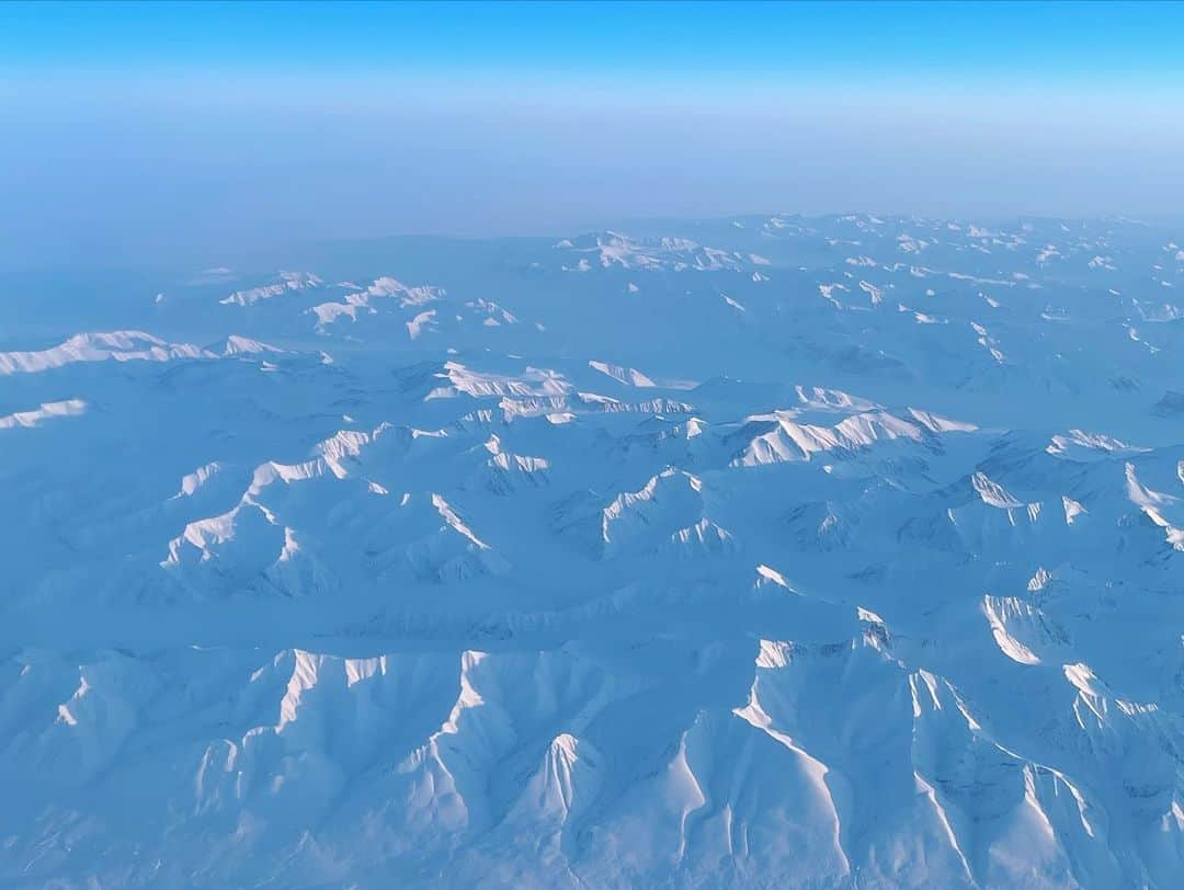 反田恭平さんのインスタグラム写真 - (反田恭平Instagram)「🌏✨I saw the Northern Lights for the first time in my life from the airplane!! ✈️   In this time, we flew to Frankfurt by way of the Arctic 🐻‍❄️   北極経由の便では、なんと人生初のオーロラに遭遇✨🌏 機長もCAさん達も皆んな大はしゃぎ！！  ワルシャワまで19時間のフライトでしたが、そんな疲れも吹っ飛ぶほどの貴重な体験でした✈️⛄️  写真は北極から！！  #NorthPole #northernlights #arctic  #airplane #kyoheisorita  #オーロラ #北極」3月26日 20時29分 - kyoheisorita