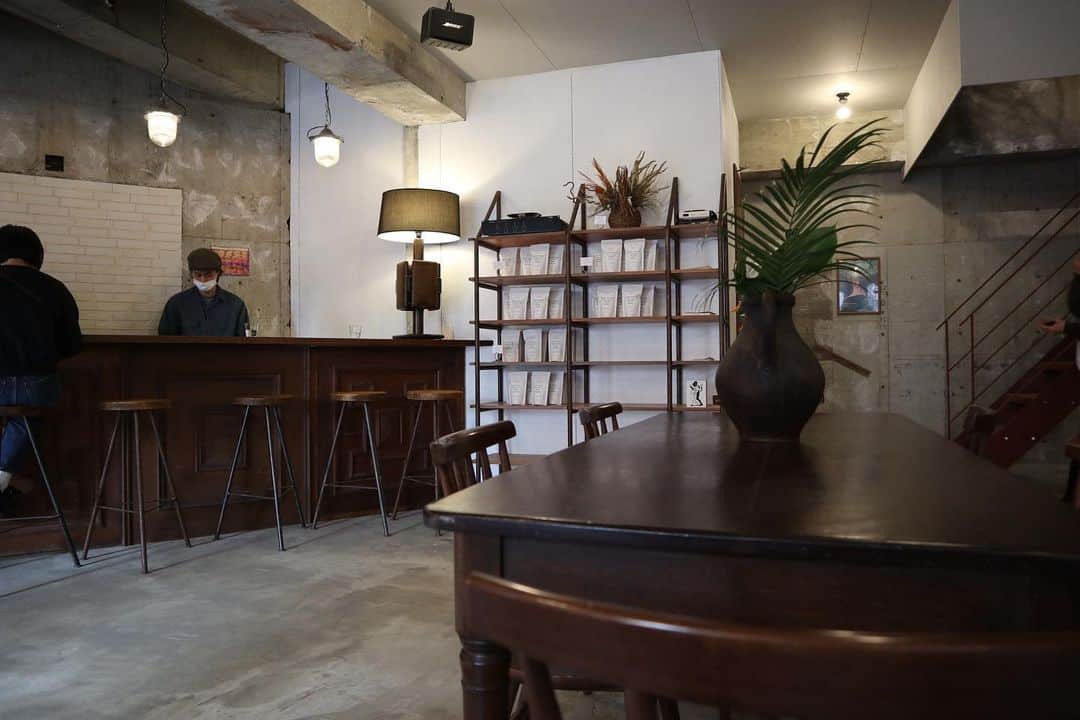 石井輝明さんのインスタグラム写真 - (石井輝明Instagram)「経堂。 置かれている家具類がドンピシャに好みのスーパーオシャレカフェ。 店員さんが昔赤坂のglitchさんで働いていた方で、僕が行った時のことを覚えててくださっていた。  今日は大宮ありがとうございました。 明日も大宮と有楽町とよろしくお願いします。  #rawsugarroast #cafe #coffee #カフェ #コーヒー #喫茶店 #東京カフェ #経堂カフェ #カフェ芸人」3月26日 20時31分 - comandanteishii