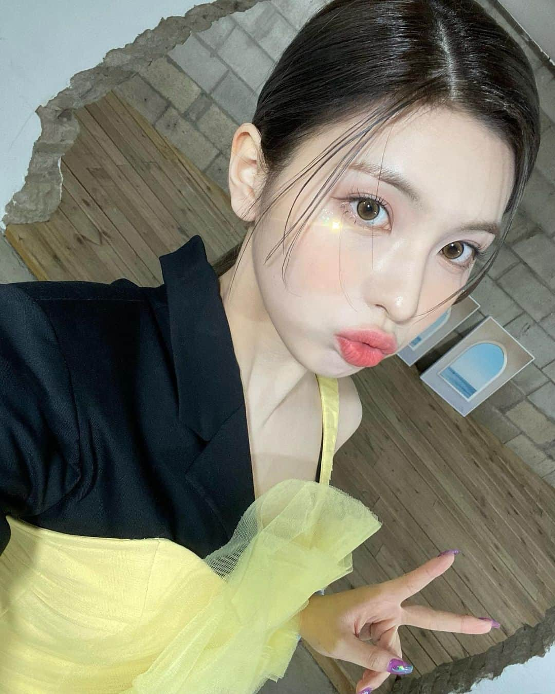 NMIXXさんのインスタグラム写真 - (NMIXXInstagram)「꺟 어제 뮤직뱅크 의상😚 내 사랑 노란색💛  #NMIXX #엔믹스 #배이 #BAE #솔스타그램 #NSWER #엔써 #사랑해 #💛 #감기_조심 #밥_잘_챙겨먹기 #배이의_저메추 #쫄면 #치즈돈까스 #고기만두 #후식은_당근케이크 #🥕 #이미_드셨다면 #내일_저녁으로 #추천  #정답은_그레이_렌즈 #😆」3月26日 21時06分 - nmixx_official