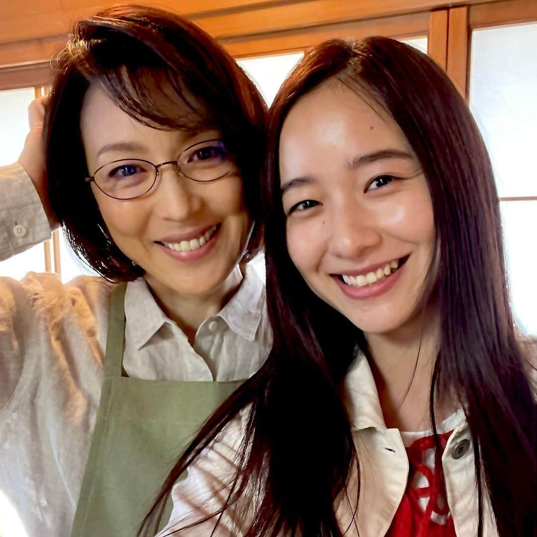 若村麻由美さんのインスタグラム写真 - (若村麻由美Instagram)「❣️今晩放送中のドラマ「正体」で、事件の唯一の目撃者である姉(黒木瞳さん)が入居している介護施設スタッフ酒井舞役を演じる堀田真由さんと🤳  実は、昨年末のNHKBS時代劇「明治開化 新十郎探偵帖」の万引き一家で母娘役だったのです❣️現場では彼女の笑顔を見ているだけで、癒されました🥰  🤳２枚目は劇中。パン工場で働く私と高畑さん🥐パンの袋にシール貼るのめちゃくちゃ上手くなりました🤣 いよいよ追い詰められていく主人公😱ハラハラドキドキお楽しみください👀✨  📺2022年3月26日(土)22:00第３話 WOWOWプライム･WOWOW4K 連続ドラマW 『 正体 』全4話 笹原浩子役 公式： https://www.wowow.co.jp/drama/original/shoutai/ 公式Twitter： https://mobile.twitter.com/shoutai_wowow 原作：染井為人「正体」（光文社文庫刊） 監督：中田秀夫／谷口正晃 脚本：前川洋一 音楽：海田庄吾 出演：亀梨和也／黒木瞳／市原隼人／貫地谷しほり／堀田真由／濵田崇裕（ジャニーズWEST）／音尾琢真／若村麻由美／高畑淳子／上川隆也ほか チーフプロデューサー：青木泰憲 プロデューサー：廣瀬眞子　黒沢淳　三本千晶  📺再放送 3月28日(月)20:00 第３話 4月　1日(金)15:30第１話 4月　1日(金)16:30第２話 4月　2日(土)12:00第３話  #WOWOW #WOWOWプライム #連続ドラマW #正体 #横溝正史ミステリ大賞 #染井為人 #中田秀夫 #谷口正晃 #前川洋一 #海田庄吾 #亀梨和也 #黒木瞳 #市原隼人 #貫地谷しほり #堀田真由 #濵田崇裕 #音尾琢真 #藤吉久美子 #高畑淳子 #上川隆也」3月26日 21時59分 - mayumiwakamura_official