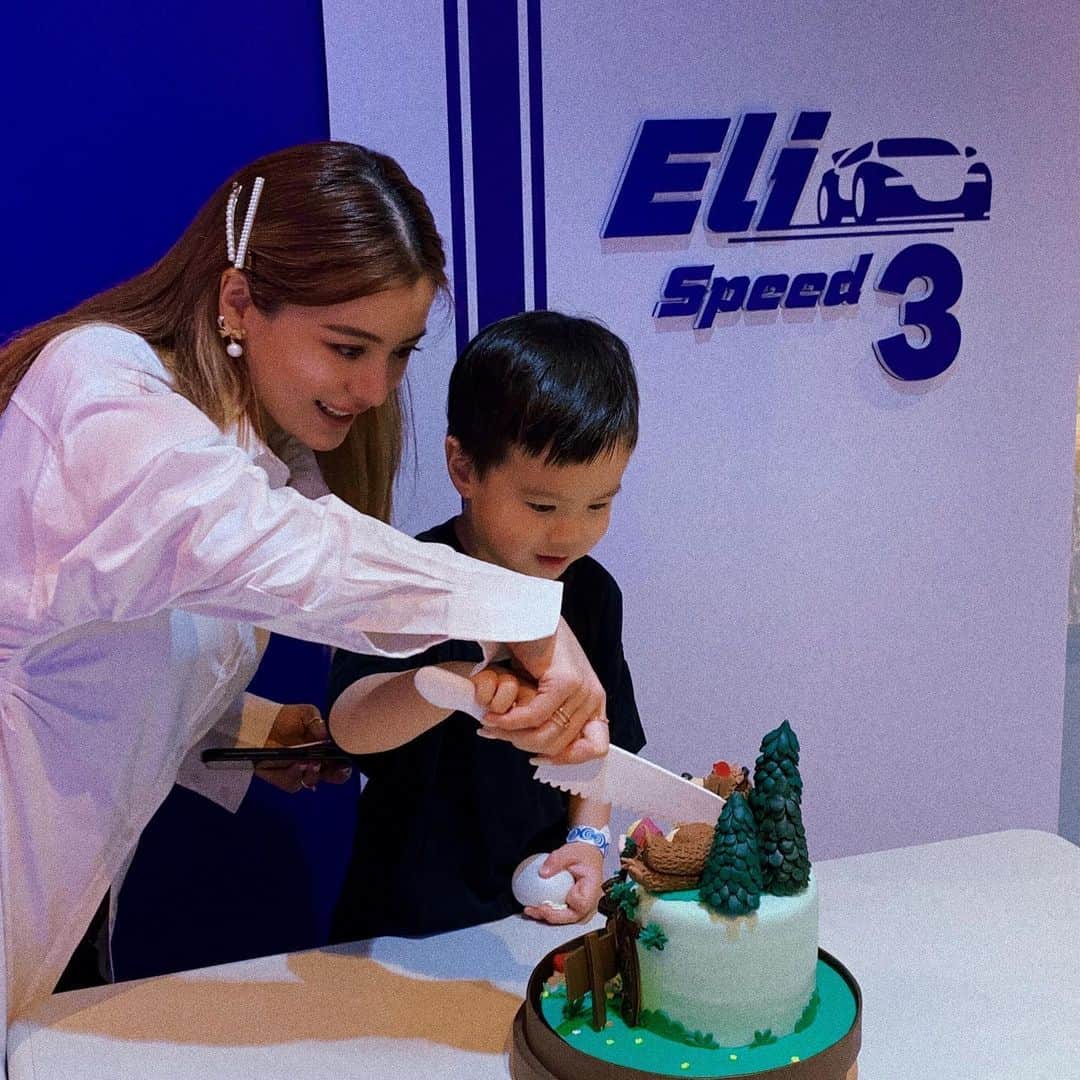 林咖安（Lyla）さんのインスタグラム写真 - (林咖安（Lyla）Instagram)「#happybirthday   不知不覺兒子滿三歲了🎉  希望小朋友們玩的開心💕 雖然他們可能也不記得 但留個回憶也是挺棒的✨🥰🎂  #loveyou #blessedwiththebest #壽星喜歡極簡風😂」3月26日 22時40分 - _______lyla_______