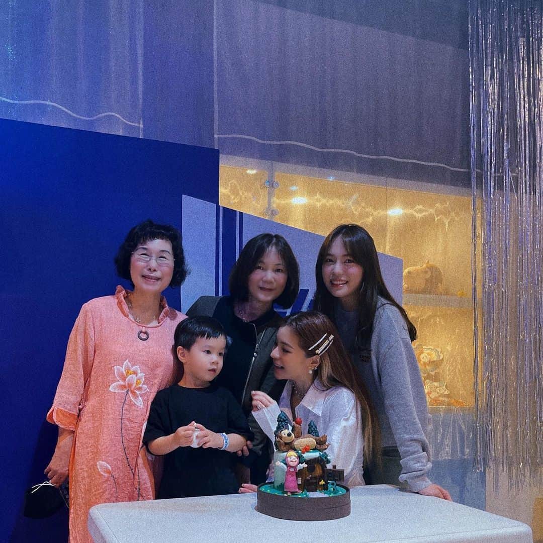 林咖安（Lyla）さんのインスタグラム写真 - (林咖安（Lyla）Instagram)「#happybirthday   不知不覺兒子滿三歲了🎉  希望小朋友們玩的開心💕 雖然他們可能也不記得 但留個回憶也是挺棒的✨🥰🎂  #loveyou #blessedwiththebest #壽星喜歡極簡風😂」3月26日 22時40分 - _______lyla_______