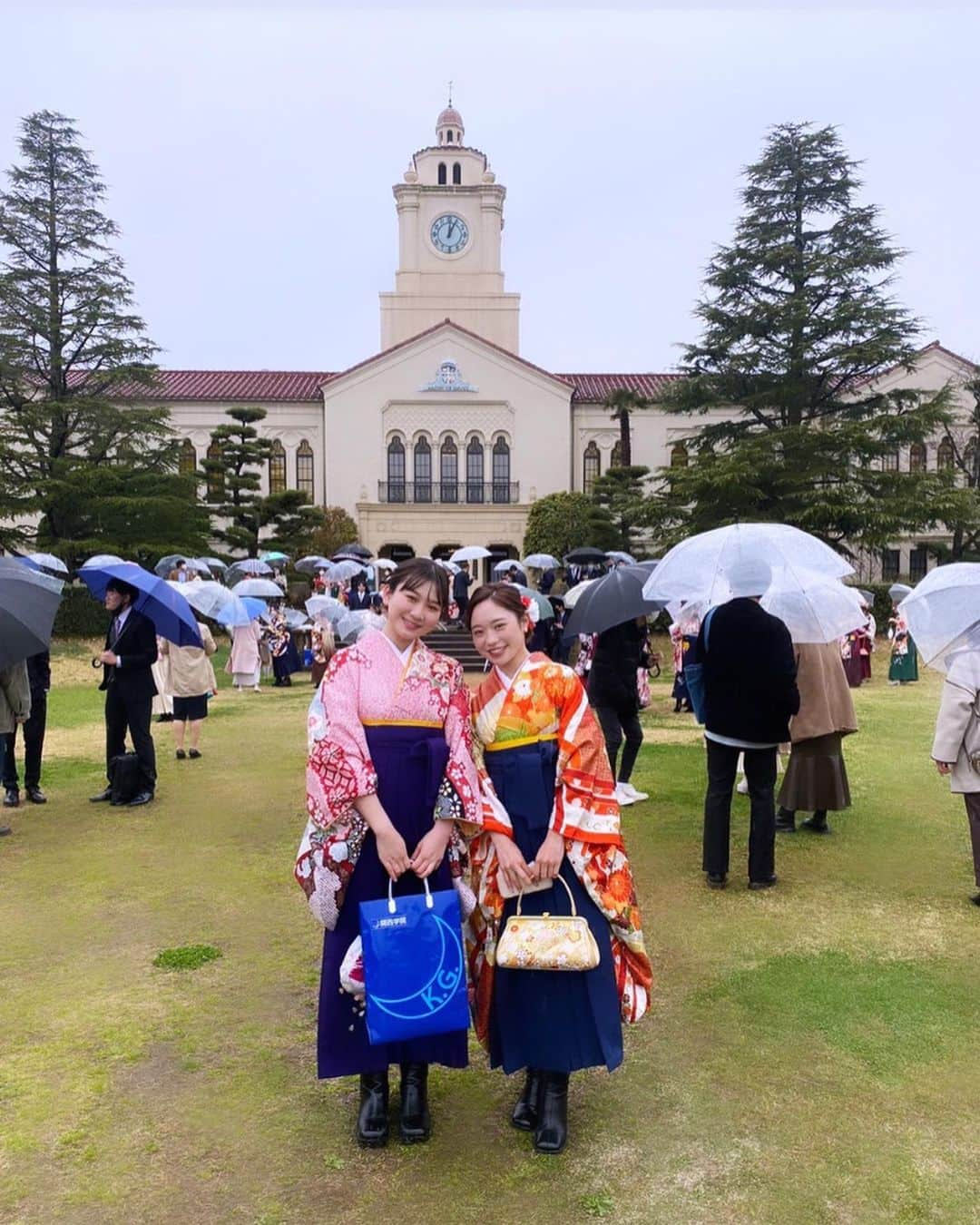 奥野莉瑛子さんのインスタグラム写真 - (奥野莉瑛子Instagram)「関西学院大学社会学部社会学科卒業🌸 天気はあいにくの雨だったけど 久々にみんなに会えてほっこりした٩(๑❛ᴗ❛๑)۶ 写真は @kmon__ikmon が撮ってくれたやつ♡  関学での出会いと経験に感謝です。 ありがとうございました🤍🌙 #関西学院大学」3月26日 23時24分 - okunorieko_