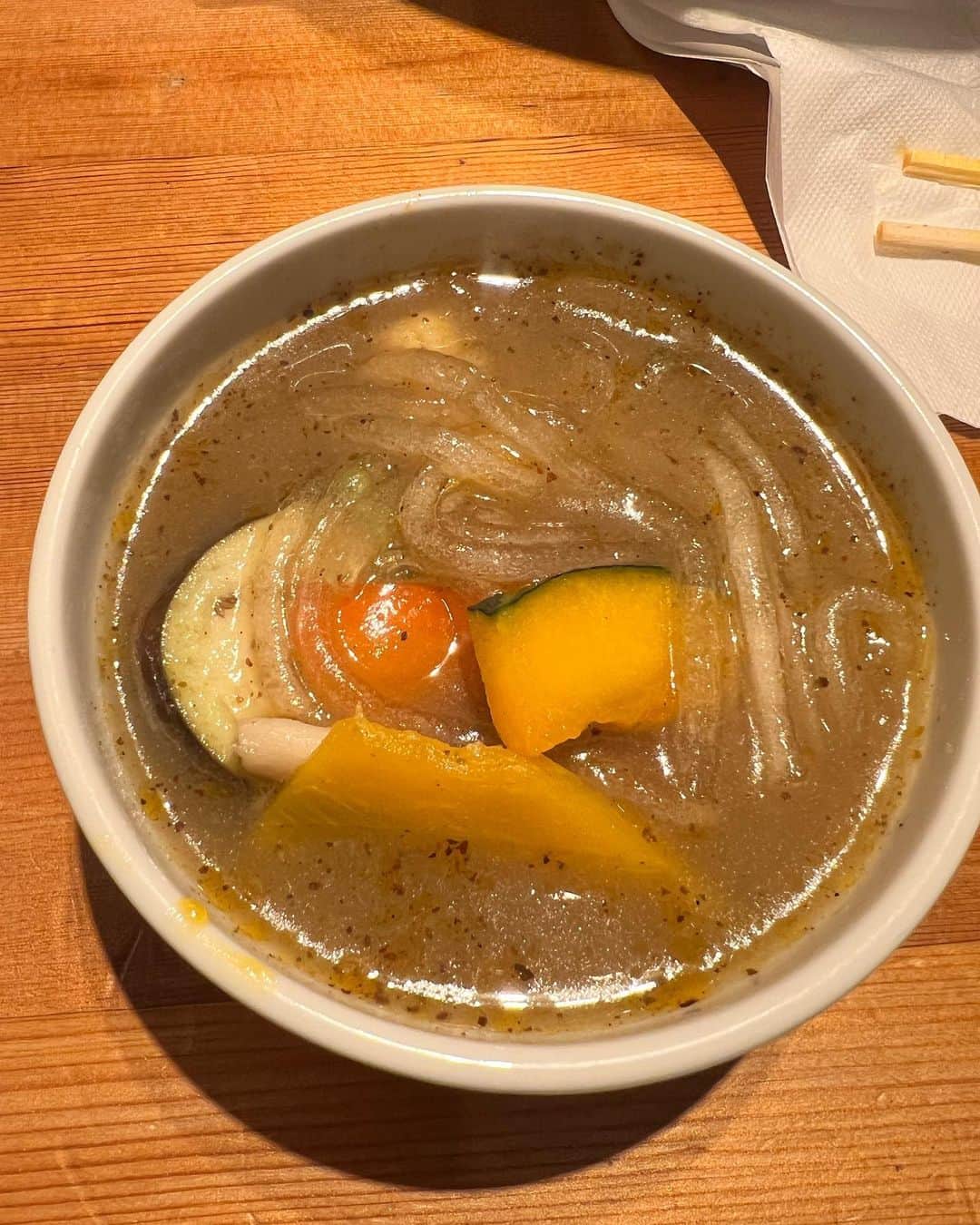 吉澤友貴さんのインスタグラム写真 - (吉澤友貴Instagram)「発表したい事があります🤭❤︎  この度大好きな頂マーラータン❤︎ @itadaki.soup.harusame  @komachi_tokyo とコラボさせて頂く事になりました〜🍜❤️ わーいわーい😍  ただただ美味しくてヘルシーで好きで食べていたマーラータンこのような機会を頂けて嬉しい🥹❤︎  ずっと元気に健康的に生きてきた私ですが、去年婦人科系の病気をしたり原因不明の高熱を出したりと体調不良が続きました🥲 自分の気持ちが落ち込むのは勿論、仕事や周りの人に迷惑をかけたりして毎日健康に生きれてるのは当たり前じゃないだなと実感。  30歳目前にして健康に向き合って食生活や私生活をだいぶ見直しました☺️ こう見えて食事や身体に入れる物めちゃこだわってるんです😜  それから改めて出会った！ お家でマーラータン🍜 冷凍で届いてお家で簡単に調理できて美味しく食べれるマーラータン✨ 麺はグルテンフリーでマーラースープにはたくさんの漢方とスパイスがはいっていて 食べる医療！！とも言われてるんです🥰  美味しくてヘルシーで健康にも良いってまじで最高すぎない？！😂💓  食べない理由がない！！🥹🥹  そんなお家でマーラータンと一緒に開発したのが  グリーンカレーマーラータン❤️❤️  マーラータンとグリーンカレー合うかなぁ？と思ってたんだけど めーーっちゃ美味しくできました🥹❤︎❤︎ 早くみんなに食べてほしいなぁ🤭  リリース日は私の誕生日！！ 5月6日です✨  誕生日にもう一つの故郷の味🇹🇭と大好きなマーラータンコラボ出せるのめちゃ嬉しい🙇‍♀️❤︎❤︎  それまで楽しみに待っててくれたら嬉しいです😘😘  最後まで読んでくれてありがとう😘  2022年最強な日3/26 一粒万倍日×天赦日×寅の日  に発表したかったのにちょっとすぎちゃった(笑)」3月27日 0時10分 - yuki_yoshizawa_