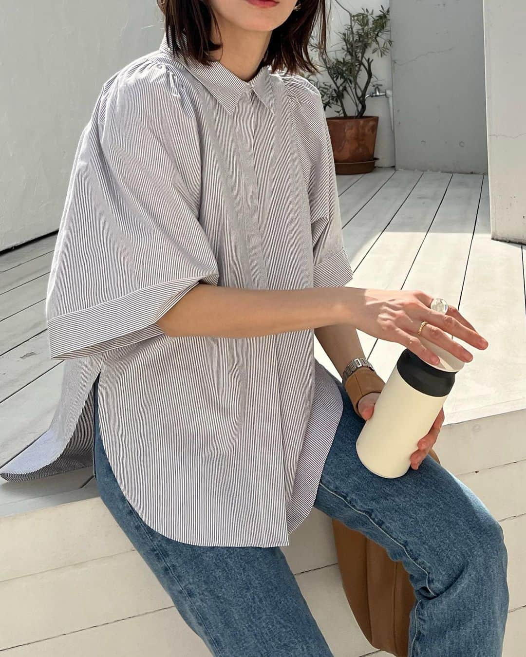 松本恵奈さんのインスタグラム写真 - (松本恵奈Instagram)「スタミキのインスタライブの時に紹介したストライプシャツ♡やっぱ可愛い⚪️ 白もかなり捨てがたかったのですが、今回はストライプをオーダーしました◎ちょっとメンズライクなところも良きです☺️♡  このシャツも4/1発売の新作ですが、ノベルティフェア開催されるにあたって他にも可愛い新作が沢山入荷するよ♡オススメ多すぎるので是非、インスタライブのアーカイブを見てみてください☺️♡  今回、４月1日から始まるノベルティーは「使い心地」と「佇まい」の調和を大切に、日々にそっと寄り添う生活道具を取り揃えている【KINTO】とコラボレーションした、持ち歩きに便利な350mlのタンブラーと、ワンハンドルデザインがこなれ感をプラスしてくれる使いやすいサイズのエコレザーバッグをノベルティとしてご用意いたしました。  ＜ノベルティについて＞ ・税込15,000円以上お買い上げの方 『KINTOタンブラー』  ・税込25,000円以上お買い上げの方 『ワンハンドルバッグ』  ・税込40,000円以上お買い上げの方 『KINTOタンブラー』 『ワンハンドルバッグ』 どちらもプレゼント！  どちらも数に限りがございます。無くなり次第終了となります。 是非お楽しみにっ♡  #stylemixer #スタミキ #ノベルティー #novelty #kinto #bag #水筒 #タンブラー」3月27日 0時53分 - ena1123