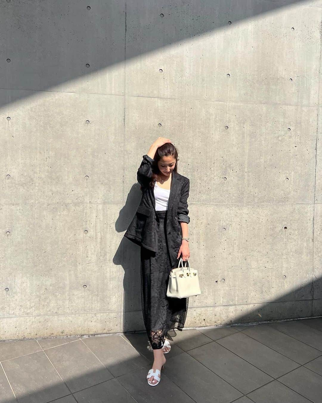 雨宮みずきさんのインスタグラム写真 - (雨宮みずきInstagram)「． この日のコーデ🖤  jacket/skirt... @hdxuly sandal/bag... @hermes  #hdxuly #ハディクリー #2022ss #黒レース #ジャケットコーデ #モノトーンコーデ #白黒コーデ」3月27日 7時20分 - ammymzk0926