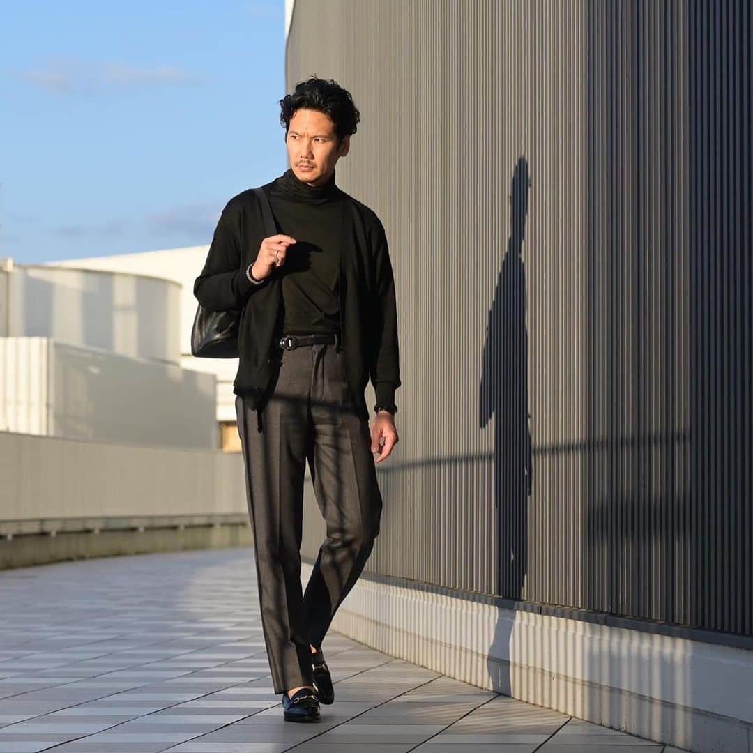 MEN'S EX 男性総合ファッション誌『メンズ・イーエックス』公式アカウントさんのインスタグラム写真 - (MEN'S EX 男性総合ファッション誌『メンズ・イーエックス』公式アカウントInstagram)「.  　 ファッショニスタのこだわりを詰めた別注靴が完成！   上：メンズドレスバイヤーとして活躍する福島雄介氏が提案するスリッポン。シンプルな佇まいの中にノーブルな雰囲気を醸し出す。インソールも通常より少し厚めにし、クッション性にも優れる。4万9500円。中：ビームスＦディレクターの西口修平氏が手掛けたのは、ドレッシーなビットローファー。ノーズの長さにもこだわり、エレガントな雰囲気を追求。フレックスソールの特徴を踏襲し、履き心地も抜群だ。6万９300円。下：王道スーツに本当に必要な1足をコンセプトに、ファッションディレクターの干場義雅氏が考案。オーセンティックなラストを採用しながら履き心地にもこだわっている。6万９300円　　 　 　  ※「FANS.浅草本店」によるコンバースのリペアサービスも開催！（3月16日～4月12日）    #阪急メンズ東京 #PR  #mens_ex #メンズエグゼクティブ　 #magazine #fashionmagazine #fashiongram #fashionstyle #fashion #mensfashion #suits #suit #suitstyle #jacket #jacketstyle #tie #tiedup #スーツ #ootd #ootdfashion #ootdstyle #mnswr #summer #summerfashion #japan #shoes#革靴」3月27日 9時22分 - mens_ex