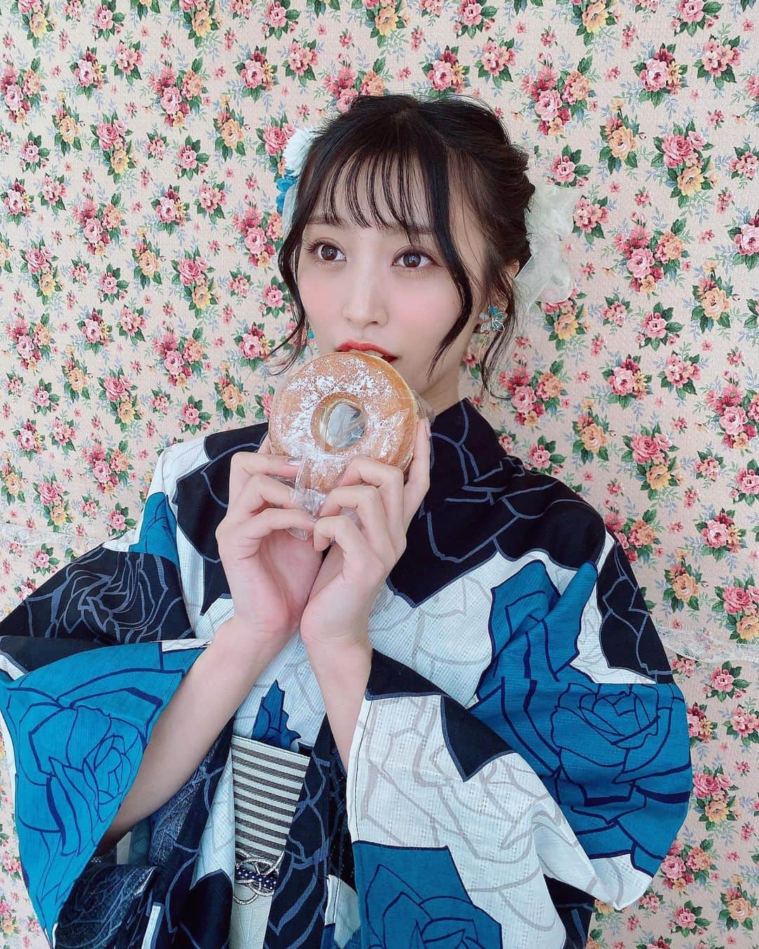 根岸愛さんのインスタグラム写真 - (根岸愛Instagram)「🍩👘🍩 . 美味しいもの食べたいっ カレンダーのネット販売の情報 しばしお待ちを！！ 昨日お渡し会で完売したの嬉しかったなぁ🥰 浴衣とドーナツ👘🍩 #浴衣 #浴衣女子 #ドーナツ #根岸愛カレンダー2022 #lovediary #もぐもぐ #オフショット」3月27日 10時10分 - negishiai927