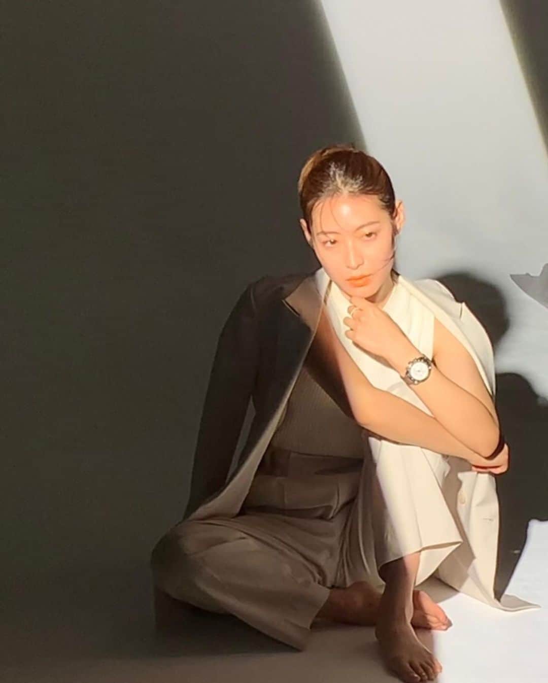 瀧本美織さんのインスタグラム写真 - (瀧本美織Instagram)「@classy_mag_insta  テーマ別に素敵な時計を身につけさせていただきました。メイク特集も💄私は普段こういう大きめ存在感あるものが好きなんですが、レディなものも素敵で気になっています😍   #classy  #watch」3月27日 11時35分 - mioritakimoto_official