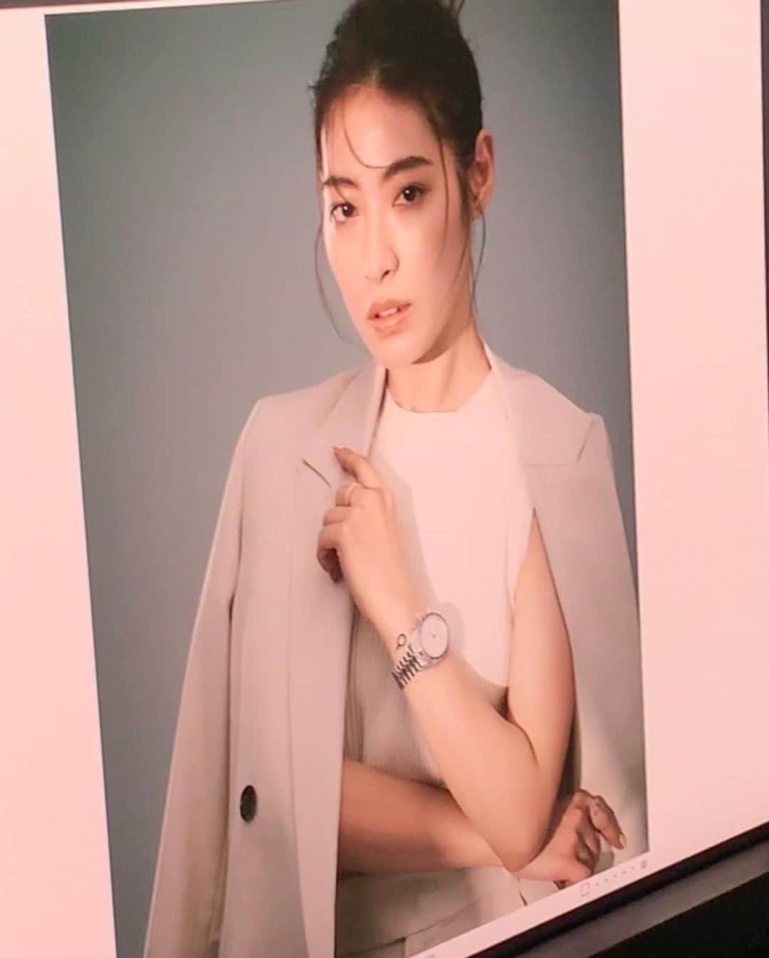 瀧本美織さんのインスタグラム写真 - (瀧本美織Instagram)「@classy_mag_insta  テーマ別に素敵な時計を身につけさせていただきました。メイク特集も💄私は普段こういう大きめ存在感あるものが好きなんですが、レディなものも素敵で気になっています😍   #classy  #watch」3月27日 11時35分 - mioritakimoto_official