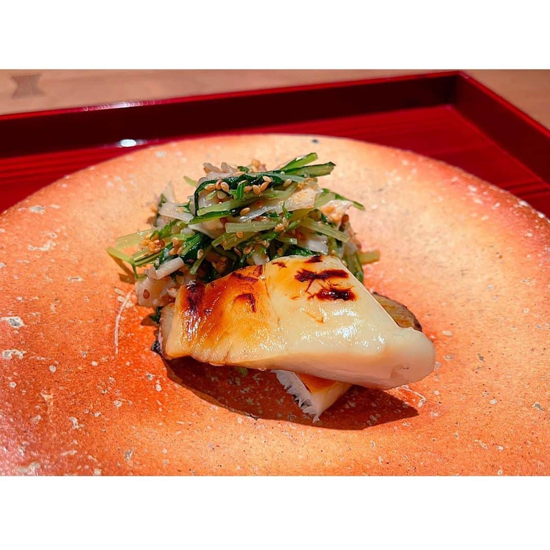 百合華さんのインスタグラム写真 - (百合華Instagram)「京都二条にあるミシュラン一つ星の日本料理『二条城 ふる田』にてディナータイム✨✨  古民家を改装なされた風情ある空間で旬の高級食材をふんだんに使用した大将お任せディナーコースを頂きました🥰  職人技で煌びやかに彩られた様々なお魚料理達はお出汁まで存分に愉しむ事が出来ました💕  #日本料理の素晴らしさを学ぶ   この日は大将御一人だったのですがまるで魔法使いのようなスムーズな流れと職人魂を感じる逸品料理の数々に感動致しました💖  #魔法使いのようにその空間に魔法をかけて   #美味しい時間はしあわせ時間   #japan #日本 #kyoto  #京都 #二条城 #日本料理 #二条城ふる田  #michelin1star  #ミシュラン一つ星  #日本料理の真髄  #旬の食材をふんだんに  #和食の素晴らしさを堪能  #日本料理は奥が深い  #大将のこだわり  #贅沢ディナー  #高級食材 #美食 #美食家」3月27日 12時10分 - yurika.lovelily