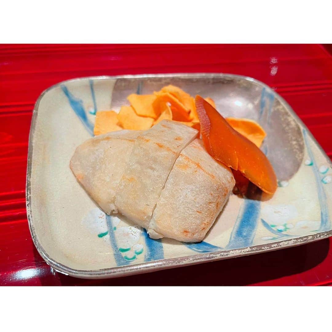 百合華さんのインスタグラム写真 - (百合華Instagram)「京都二条にあるミシュラン一つ星の日本料理『二条城 ふる田』にてディナータイム✨✨  古民家を改装なされた風情ある空間で旬の高級食材をふんだんに使用した大将お任せディナーコースを頂きました🥰  職人技で煌びやかに彩られた様々なお魚料理達はお出汁まで存分に愉しむ事が出来ました💕  #日本料理の素晴らしさを学ぶ   この日は大将御一人だったのですがまるで魔法使いのようなスムーズな流れと職人魂を感じる逸品料理の数々に感動致しました💖  #魔法使いのようにその空間に魔法をかけて   #美味しい時間はしあわせ時間   #japan #日本 #kyoto  #京都 #二条城 #日本料理 #二条城ふる田  #michelin1star  #ミシュラン一つ星  #日本料理の真髄  #旬の食材をふんだんに  #和食の素晴らしさを堪能  #日本料理は奥が深い  #大将のこだわり  #贅沢ディナー  #高級食材 #美食 #美食家」3月27日 12時10分 - yurika.lovelily