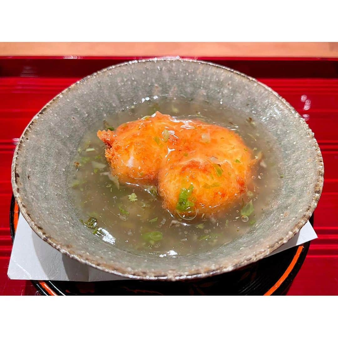 百合華さんのインスタグラム写真 - (百合華Instagram)「京都二条にあるミシュラン一つ星の日本料理『二条城 ふる田』にてディナータイム✨✨  古民家を改装なされた風情ある空間で旬の高級食材をふんだんに使用した大将お任せディナーコースを頂きました🥰  職人技で煌びやかに彩られた様々なお魚料理達はお出汁まで存分に愉しむ事が出来ました💕  #日本料理の素晴らしさを学ぶ   この日は大将御一人だったのですがまるで魔法使いのようなスムーズな流れと職人魂を感じる逸品料理の数々に感動致しました💖  #魔法使いのようにその空間に魔法をかけて   #美味しい時間はしあわせ時間   #japan #日本 #kyoto  #京都 #二条城 #日本料理 #二条城ふる田  #michelin1star  #ミシュラン一つ星  #日本料理の真髄  #旬の食材をふんだんに  #和食の素晴らしさを堪能  #日本料理は奥が深い  #大将のこだわり  #贅沢ディナー  #高級食材 #美食 #美食家」3月27日 12時10分 - yurika.lovelily