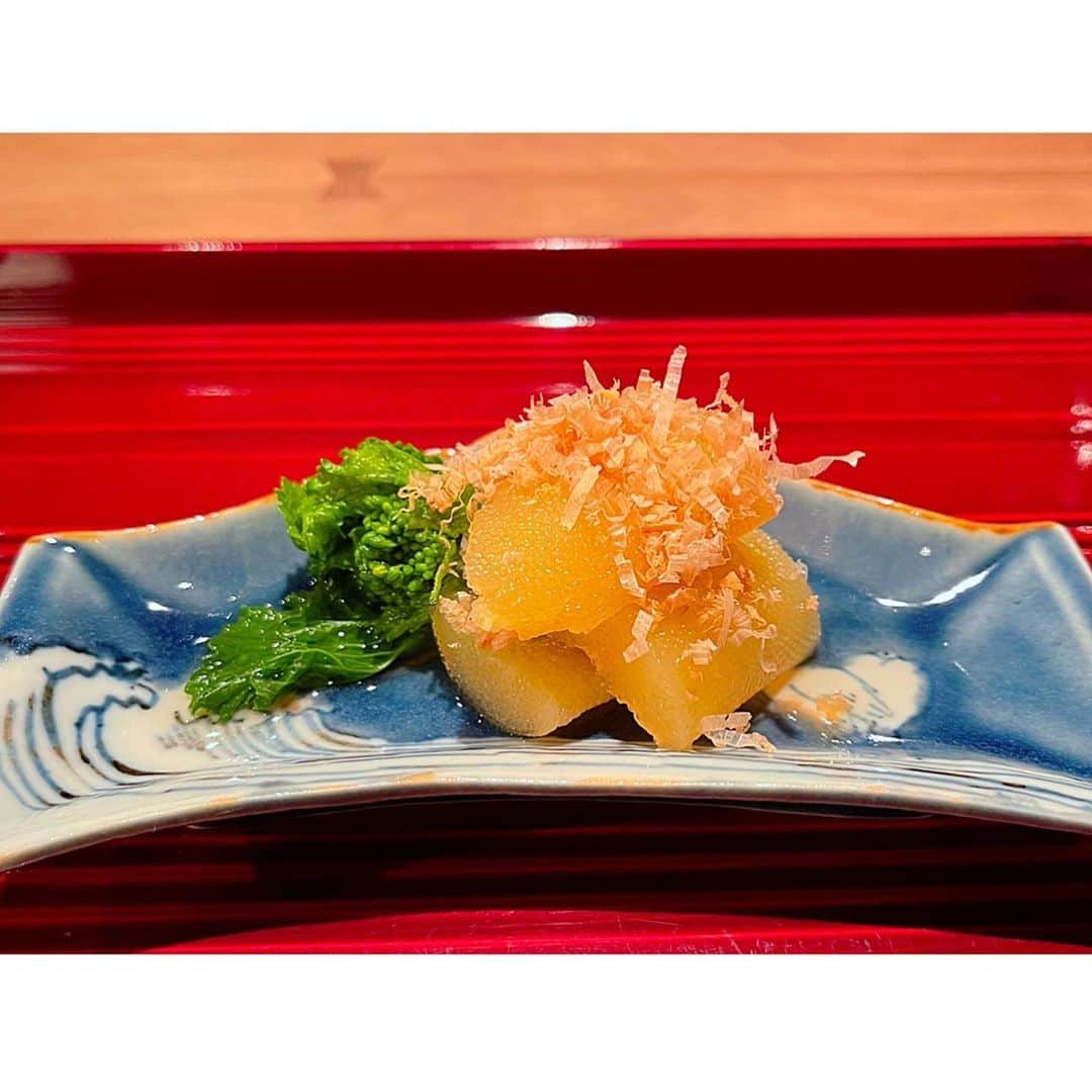 百合華さんのインスタグラム写真 - (百合華Instagram)「京都二条にあるミシュラン一つ星の日本料理『二条城 ふる田』にてディナータイム✨✨  古民家を改装なされた風情ある空間で旬の高級食材をふんだんに使用した大将お任せディナーコースを頂きました🥰  職人技で煌びやかに彩られた様々なお魚料理達はお出汁まで存分に愉しむ事が出来ました💕  #日本料理の素晴らしさを学ぶ   この日は大将御一人だったのですがまるで魔法使いのようなスムーズな流れと職人魂を感じる逸品料理の数々に感動致しました💖  #魔法使いのようにその空間に魔法をかけて   #美味しい時間はしあわせ時間   #japan #日本 #kyoto  #京都 #二条城 #日本料理 #二条城ふる田  #michelin1star  #ミシュラン一つ星  #日本料理の真髄  #旬の食材をふんだんに  #和食の素晴らしさを堪能  #日本料理は奥が深い  #大将のこだわり  #贅沢ディナー  #高級食材 #美食 #美食家」3月27日 12時10分 - yurika.lovelily